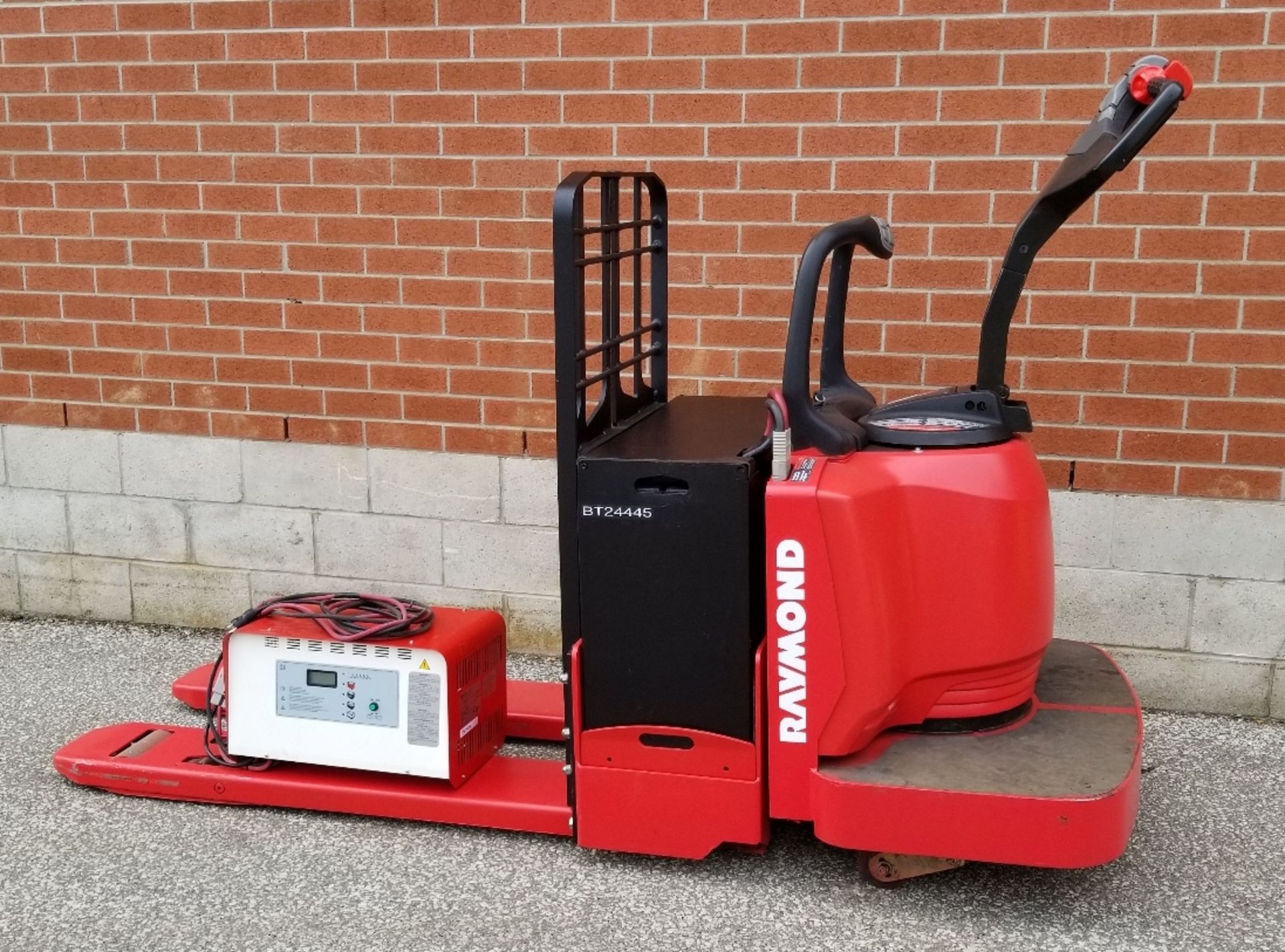 RAYMOND (2010) 8400 24V ELECTRIC RIDE-ON PALLET TRUCK WITH 6000LB CAPACITY, 7340 HOURS (RECORDED