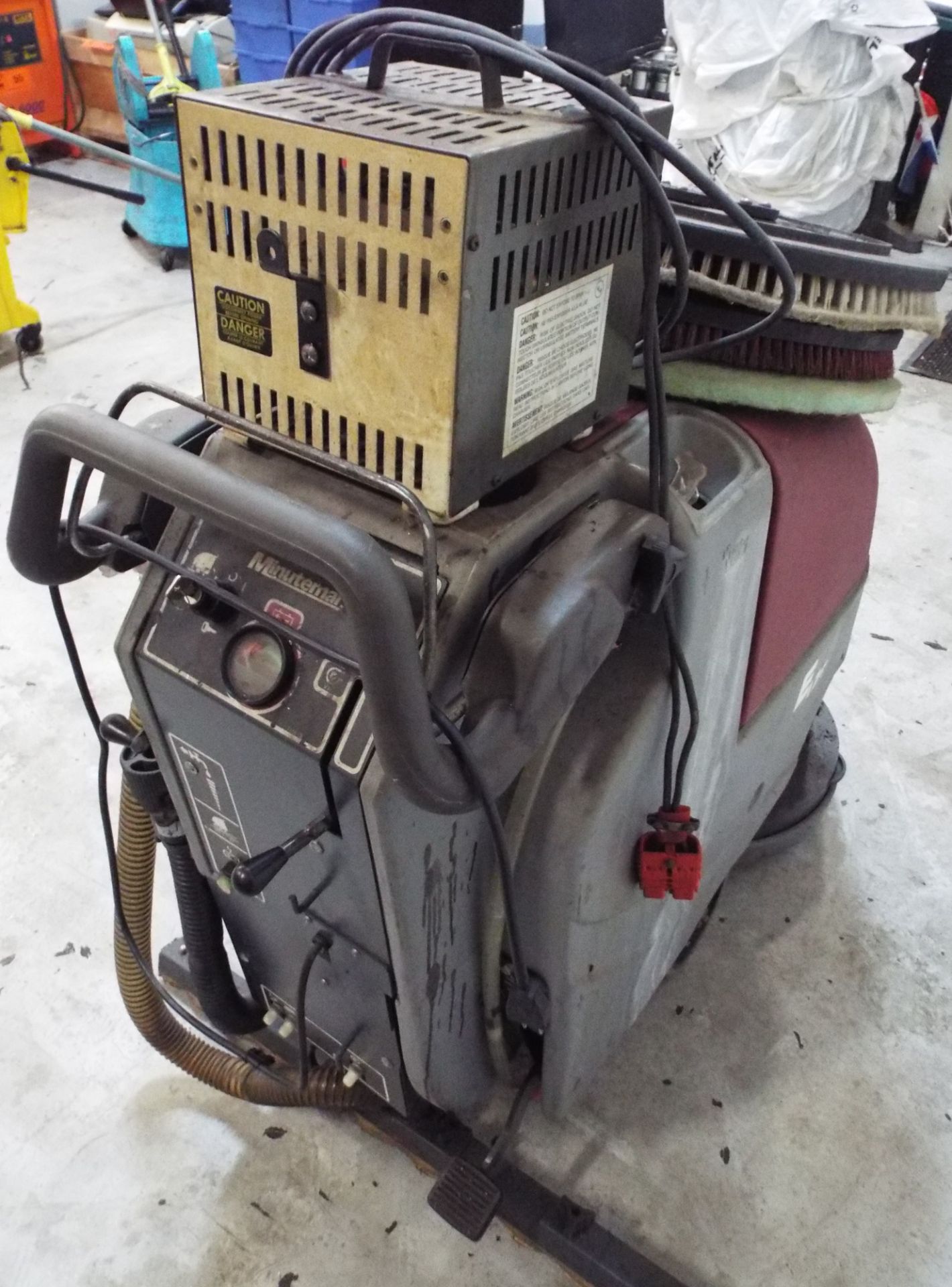 LOT/ MINUTEMAN E17 & 200 FLOOR SCRUBBERS WITH CHARGER & ACCESSORIES (NOT IN SERVICE) - Image 2 of 6