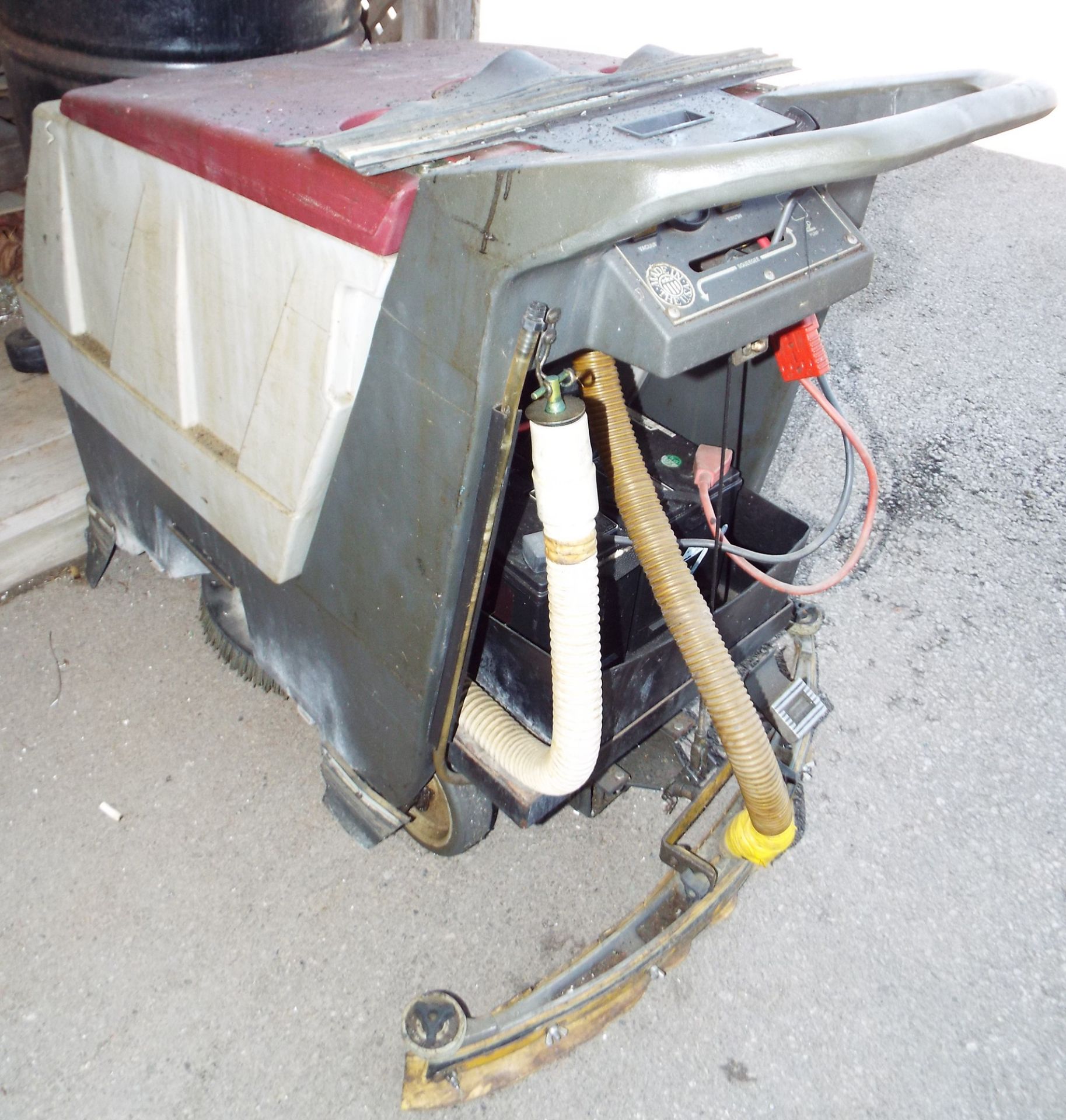 LOT/ MINUTEMAN E17 & 200 FLOOR SCRUBBERS WITH CHARGER & ACCESSORIES (NOT IN SERVICE) - Image 4 of 6