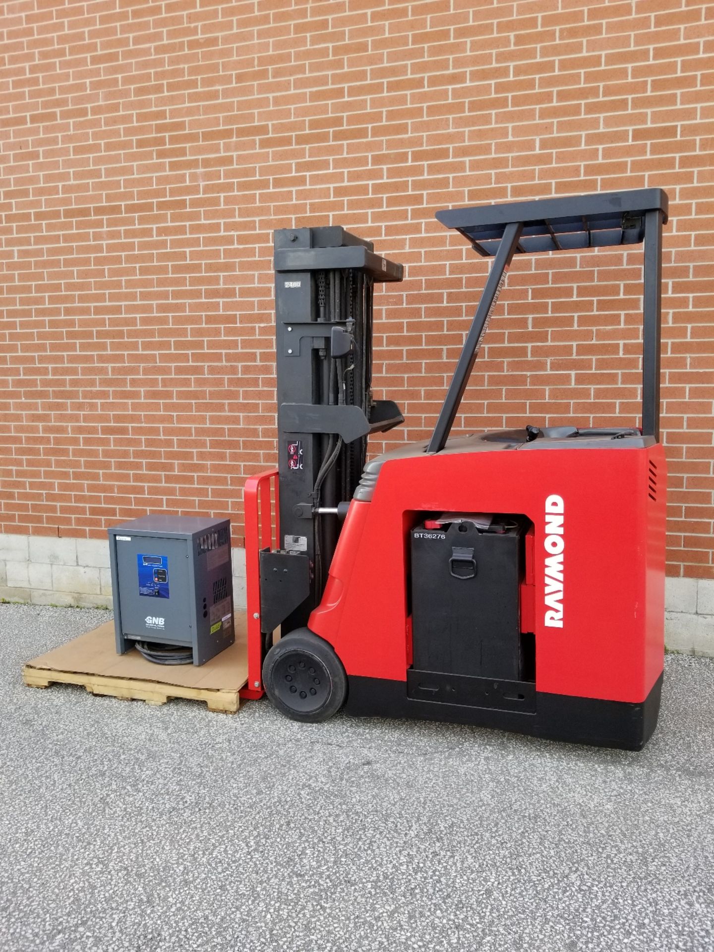 RAYMOND (2005) C40-R40TT 36V ELECTRIC STAND ON COUNTERBALANCE TRUCK WITH 4000LB CAPACITY, 203"