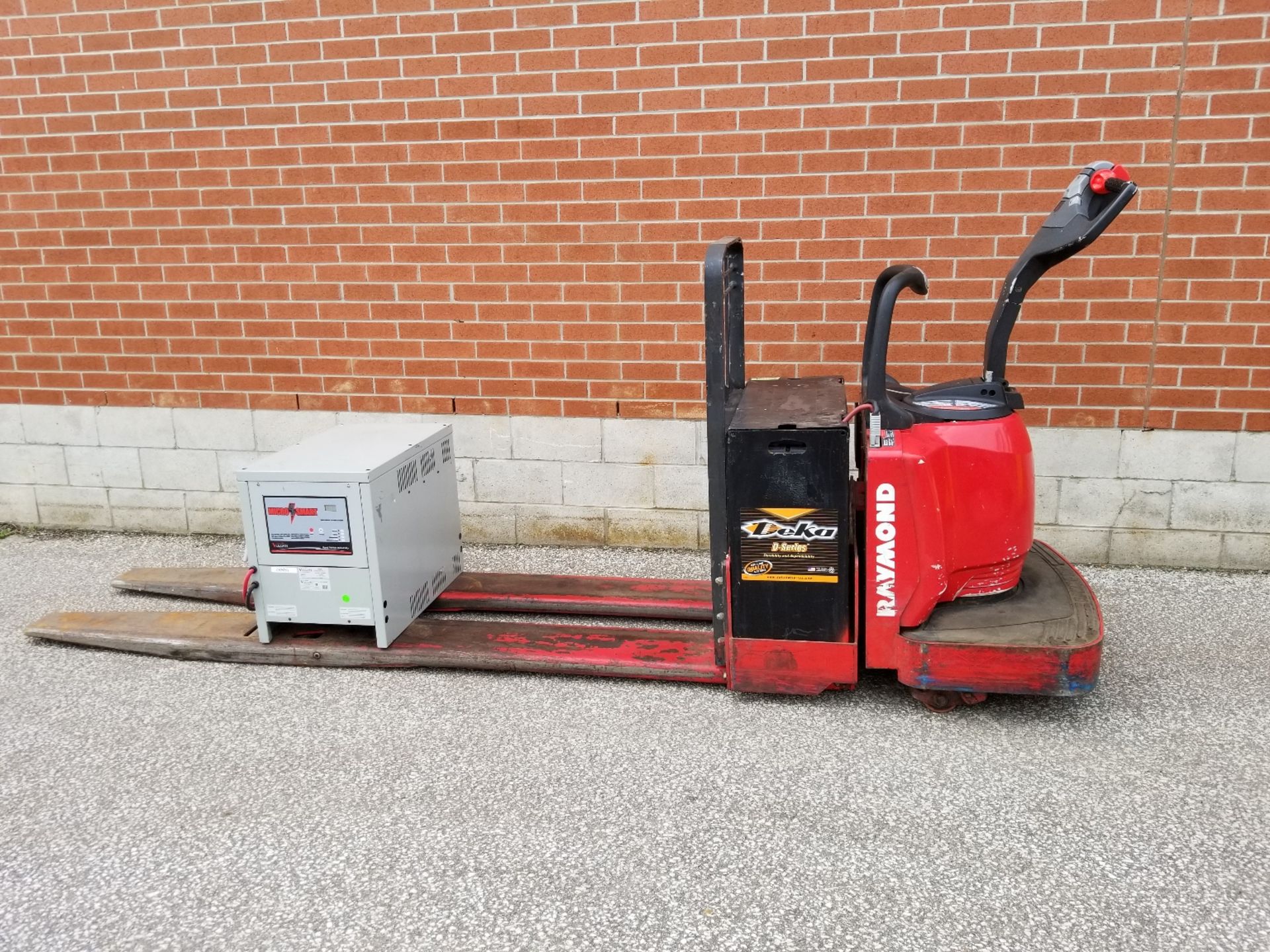 RAYMOND (2011) 8400, 24V ELECTRIC RIDE-ON PALLET TRUCK WITH 8000LB CAPACITY, 5622 HOURS (RECORDED AT