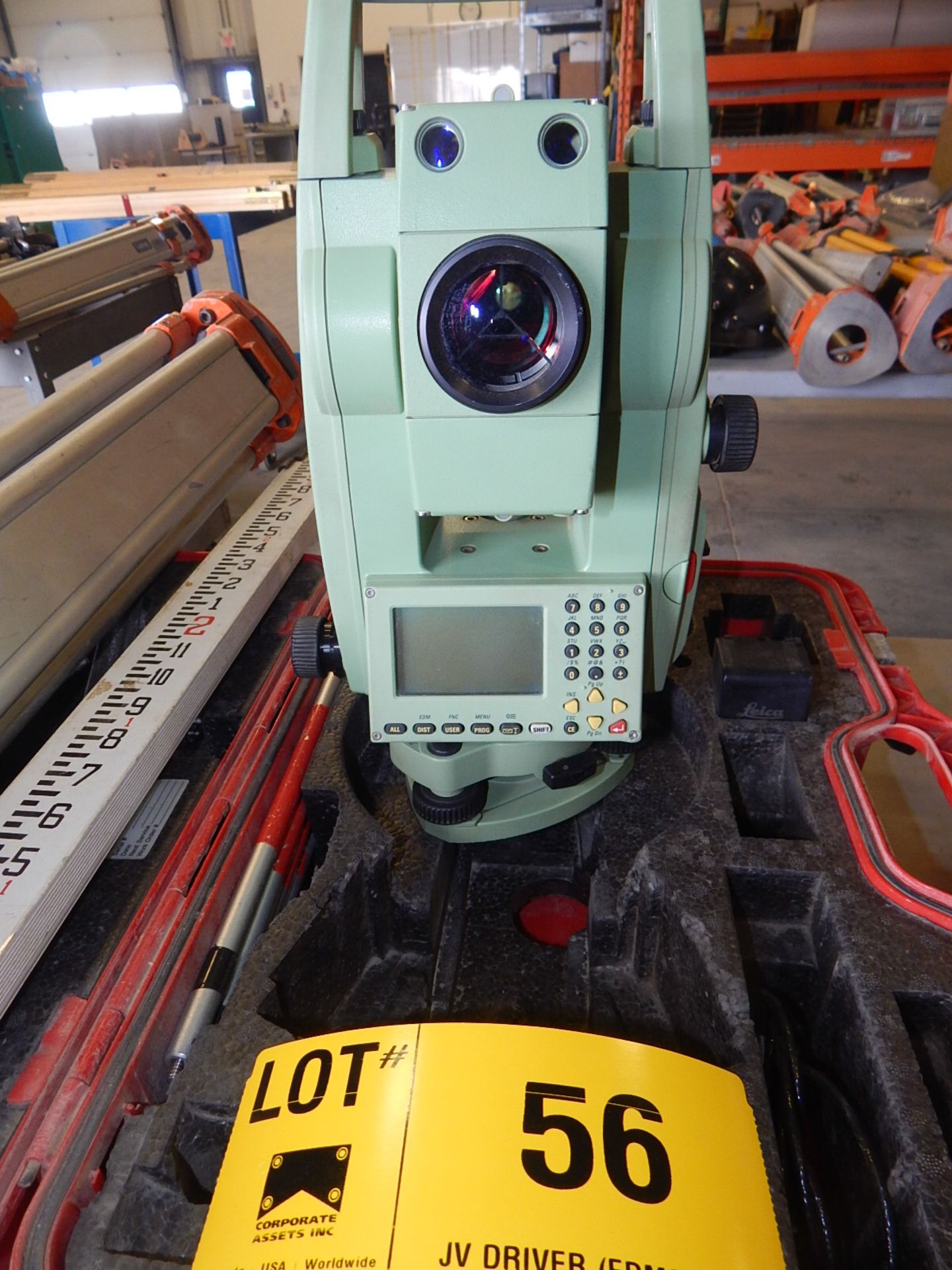 LOT/ LEICA TCRA703POWER TOTAL STATION WITH DIGITAL DISPLAY, TRIPOD AND GRADING STICK - Image 4 of 5