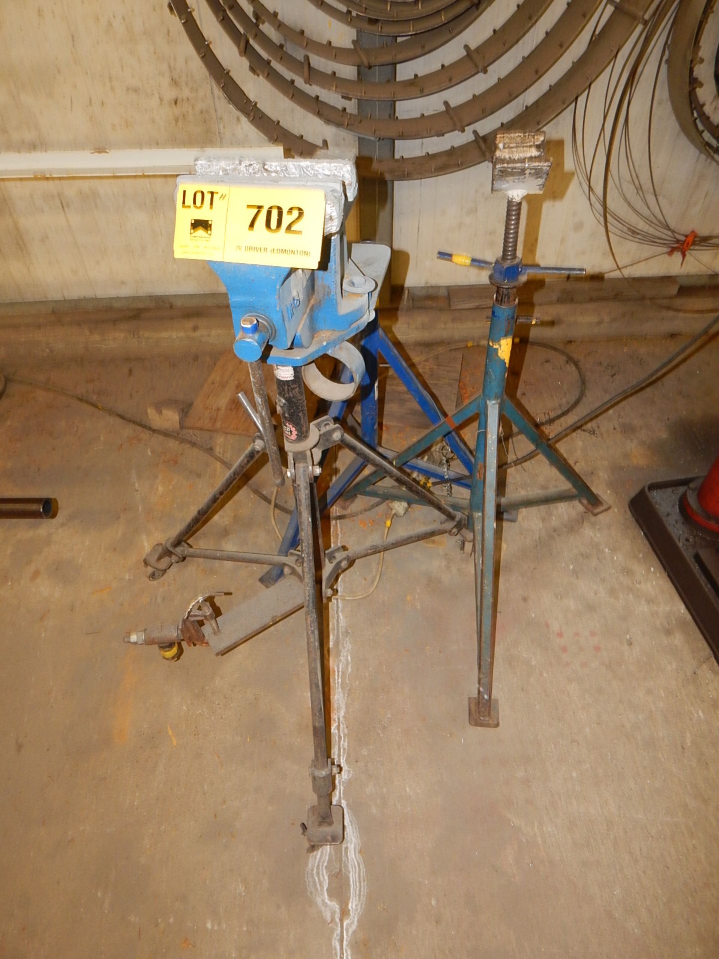 LOT/ VISE WITH STANDS