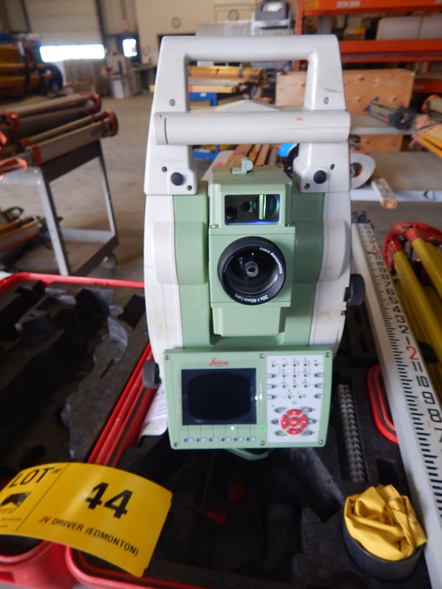 LOT/ LEICA TSP12P BLUETOOTH COMPATIBLE TOTAL STATION WITH DIGITAL DISPLAY, TRIPOD AND GRADING STICK - Image 5 of 7