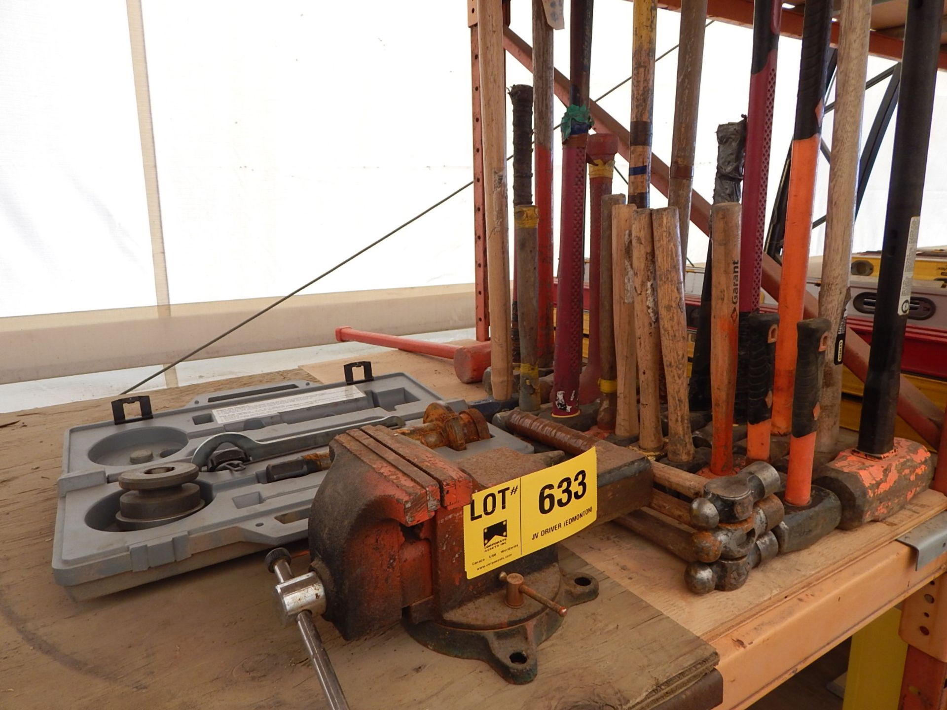 LOT/ BENCH VISE AND SLEDGE HAMMERS