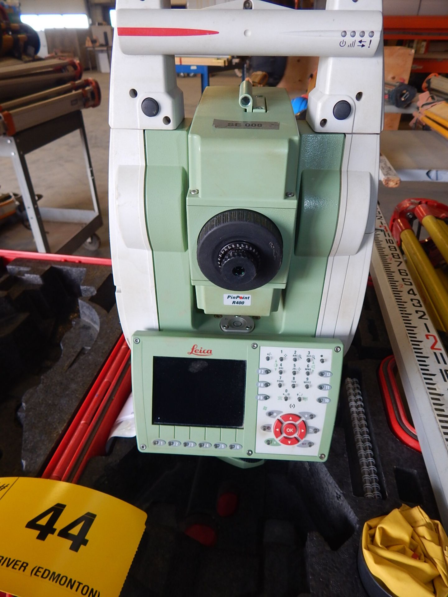 LOT/ LEICA TSP12P BLUETOOTH COMPATIBLE TOTAL STATION WITH DIGITAL DISPLAY, TRIPOD AND GRADING STICK - Image 4 of 7