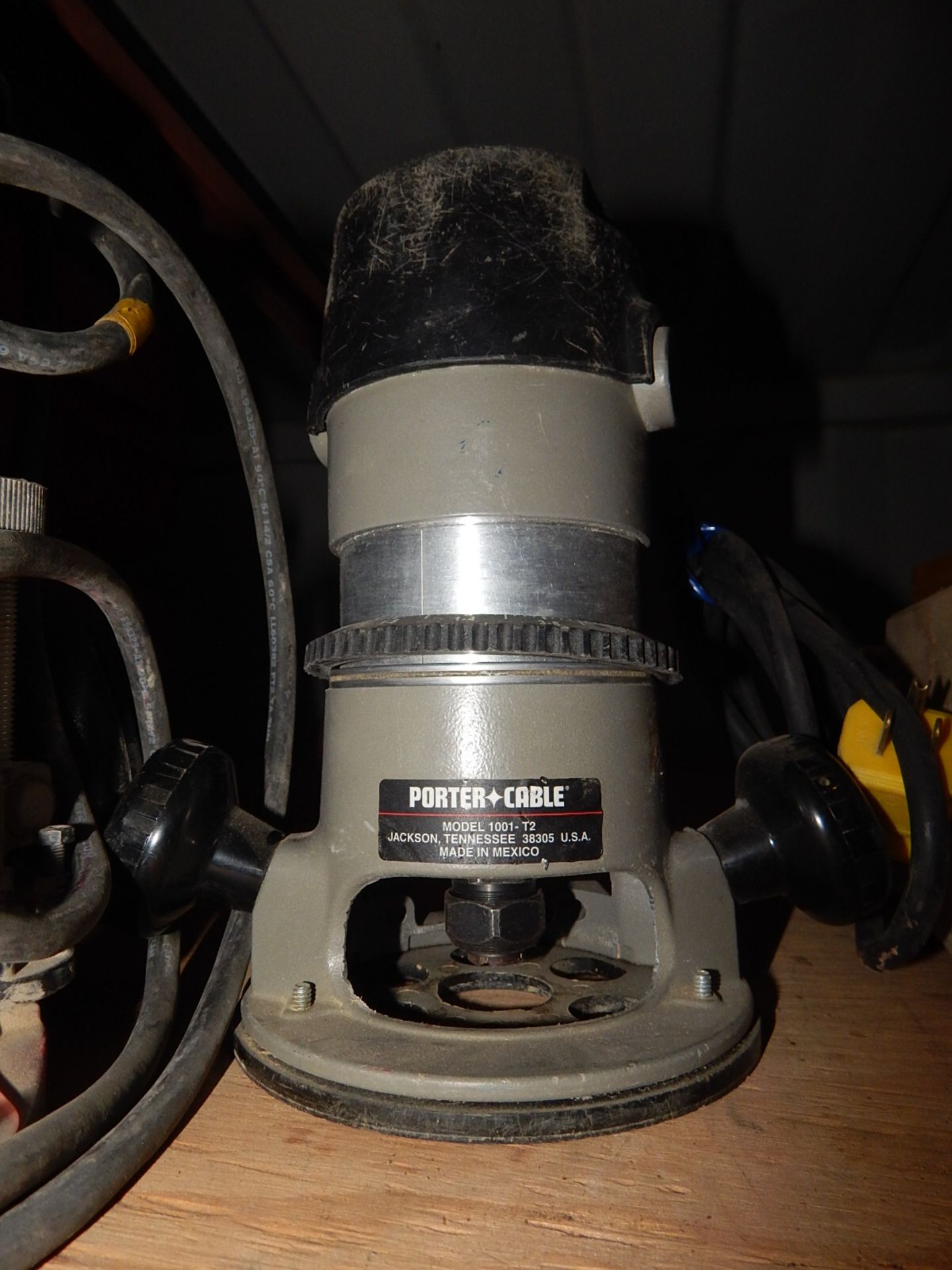 LOT/ MAKITA 3612C ROUTER WITH PORTER CABLE 1001-T2 ROUTER (SC 190) - Image 3 of 3