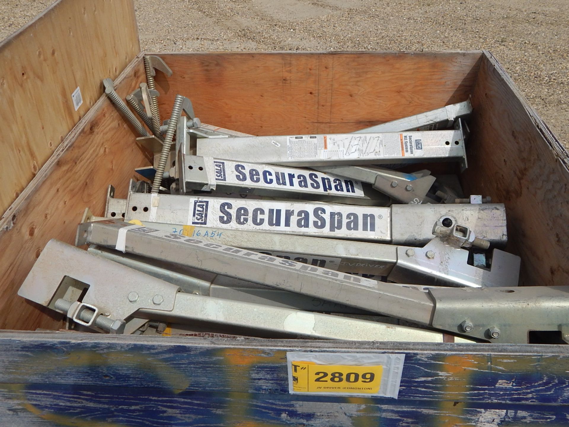 LOT/ CONTENTS OF CRATE CONSISTING OF SALA HLL SECURASPAN STANCHIONS