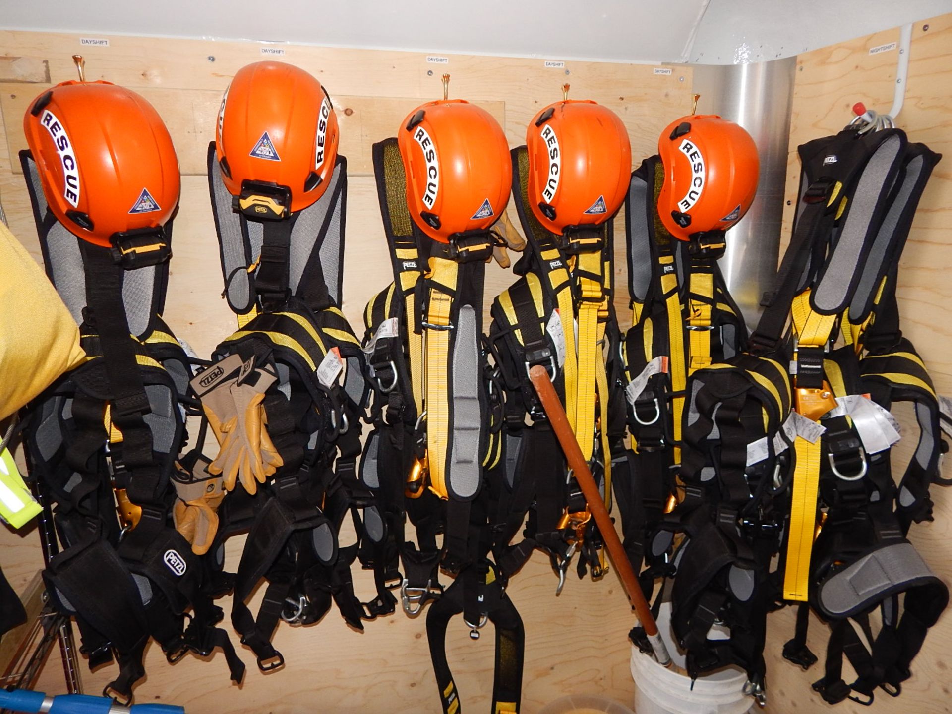 LOT/ HIGH ANGLE RESCUE EQUIPMENT CONSISTING OF SCBA UNITS, REPELLING AND RESCUE PPE, STATIC - Image 10 of 15