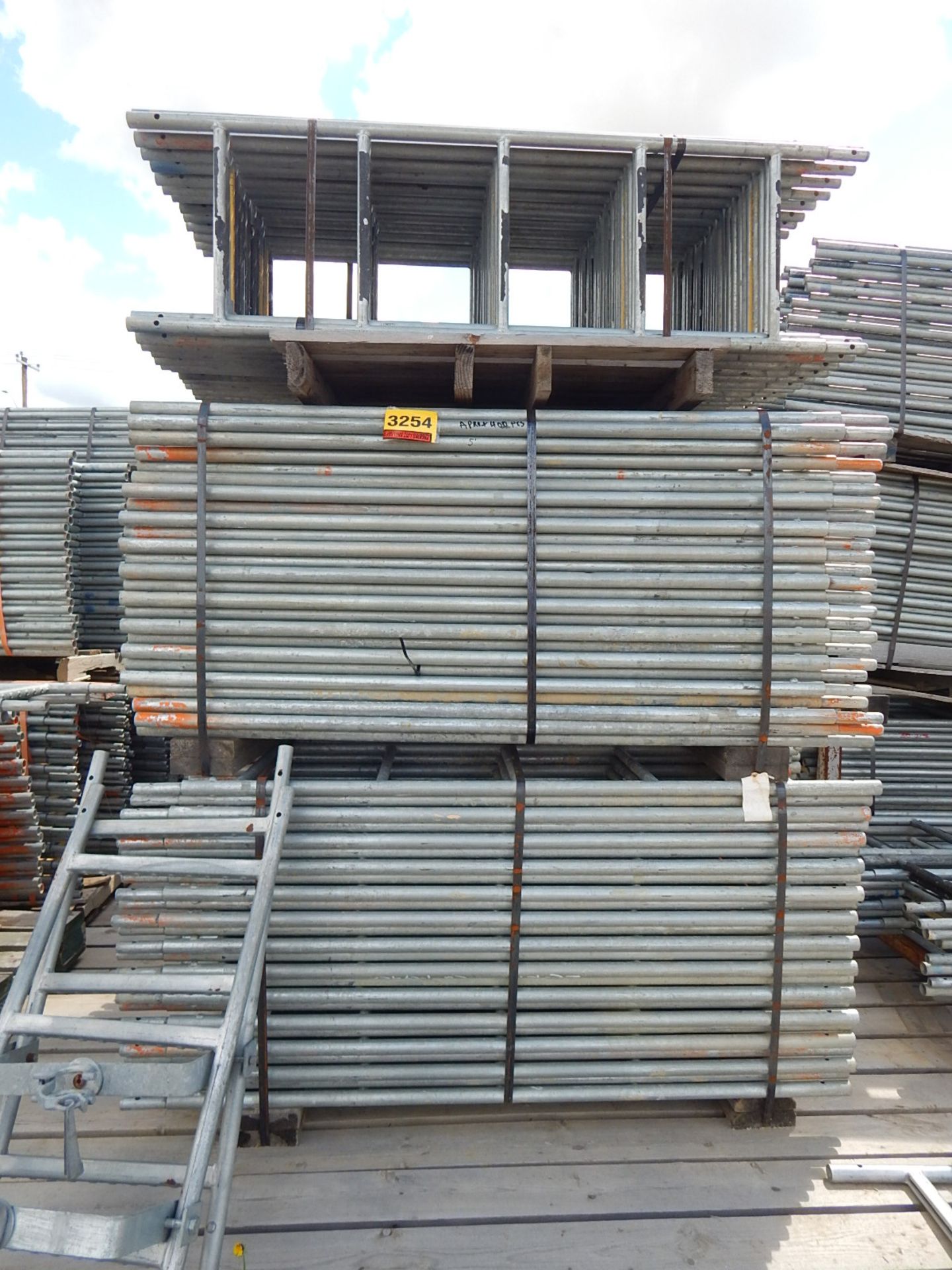 LOT/ APPROX. 400 PIECES OF 5' SCAFFOLDING ACCESS LADDERS (CI)