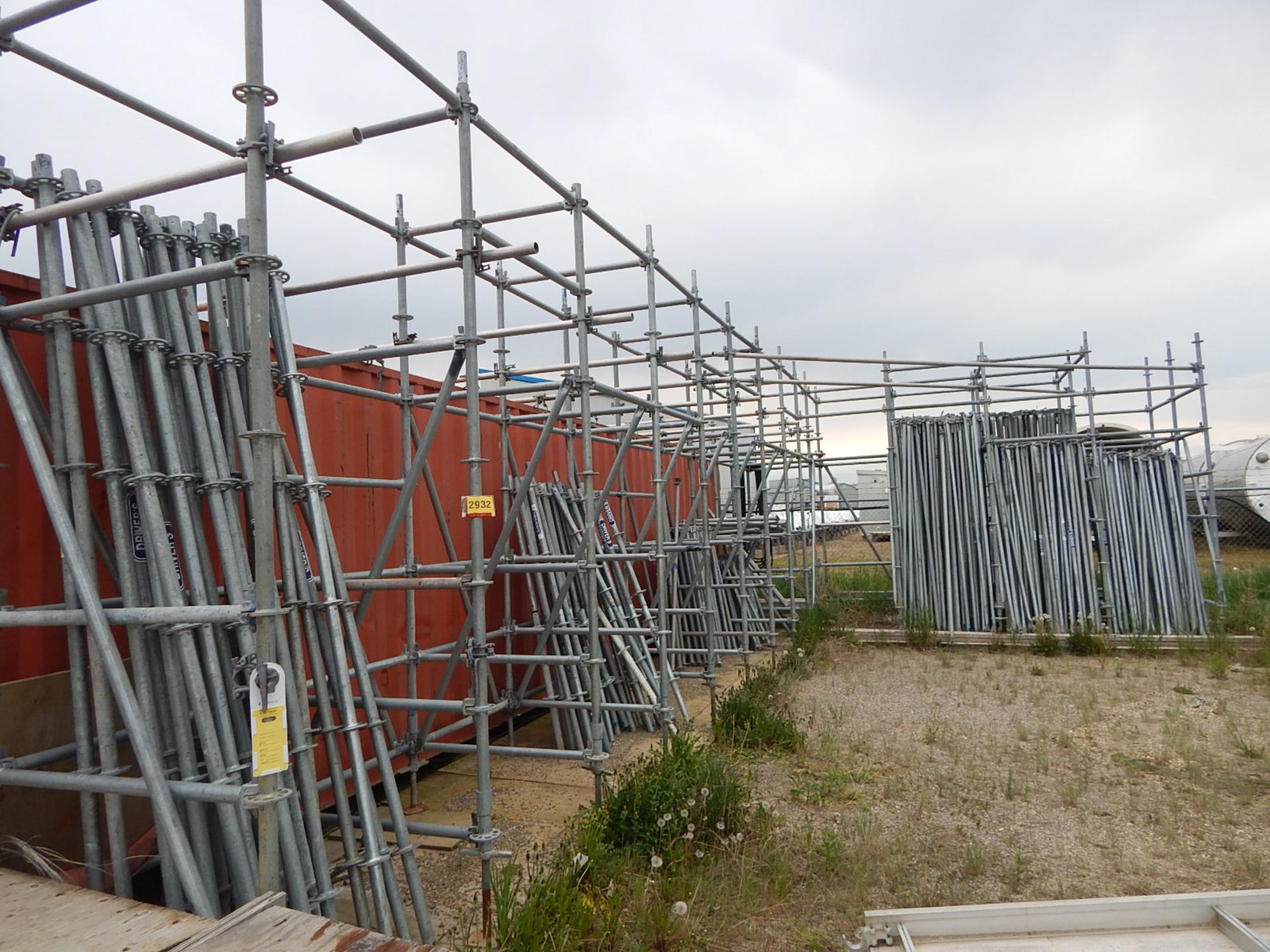 Scoffolding Racking LOT/ SCAFFOLDING RACK WITH CONTENTS INCLUDING RING-LOCK STANDARDS AND ...