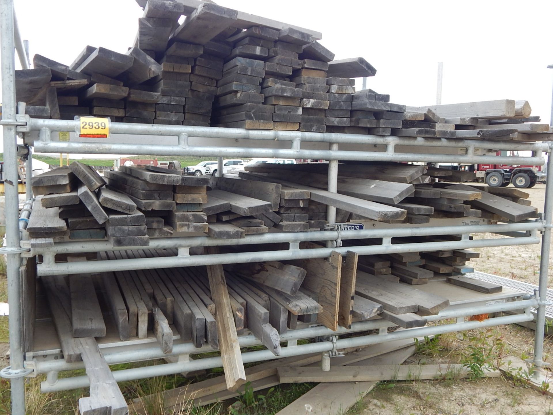 LOT/ SCAFFOLD RACK WITH CONTENTS CONSISTING OF PLANKING AND (6) LIFTS OF PLYWOOD PLANKING