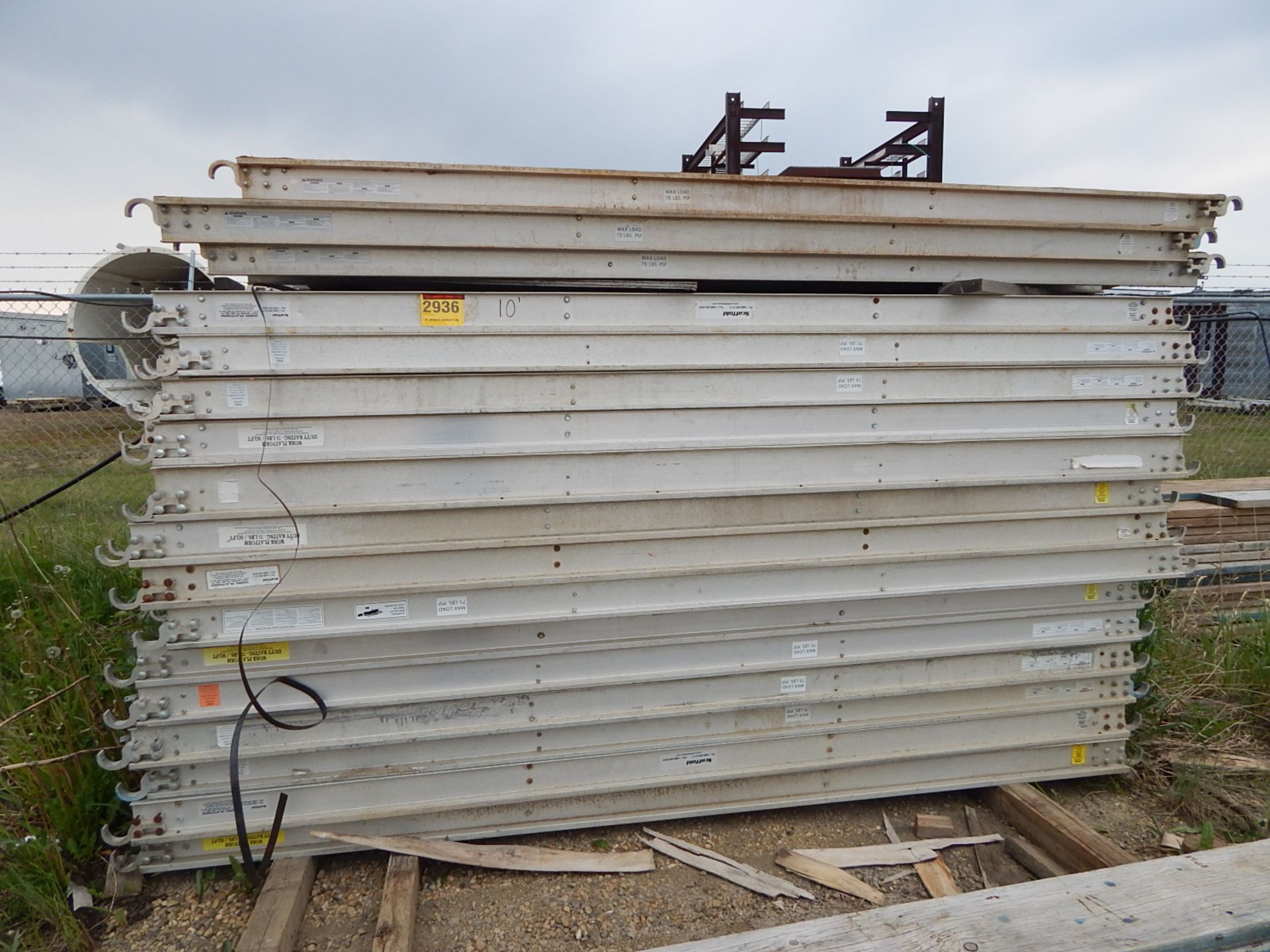 LOT/ 10' HEAVY DUTY ALUMINUM PLYWOOD DECK