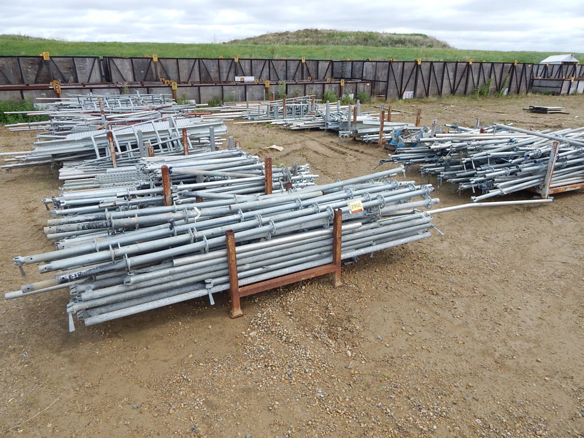 LOT/ SCAFFOLDING CONSISTING OF SD SERIES STANDARDS, STEEL PLANKS, LEDGERS AND TUBES (CI)