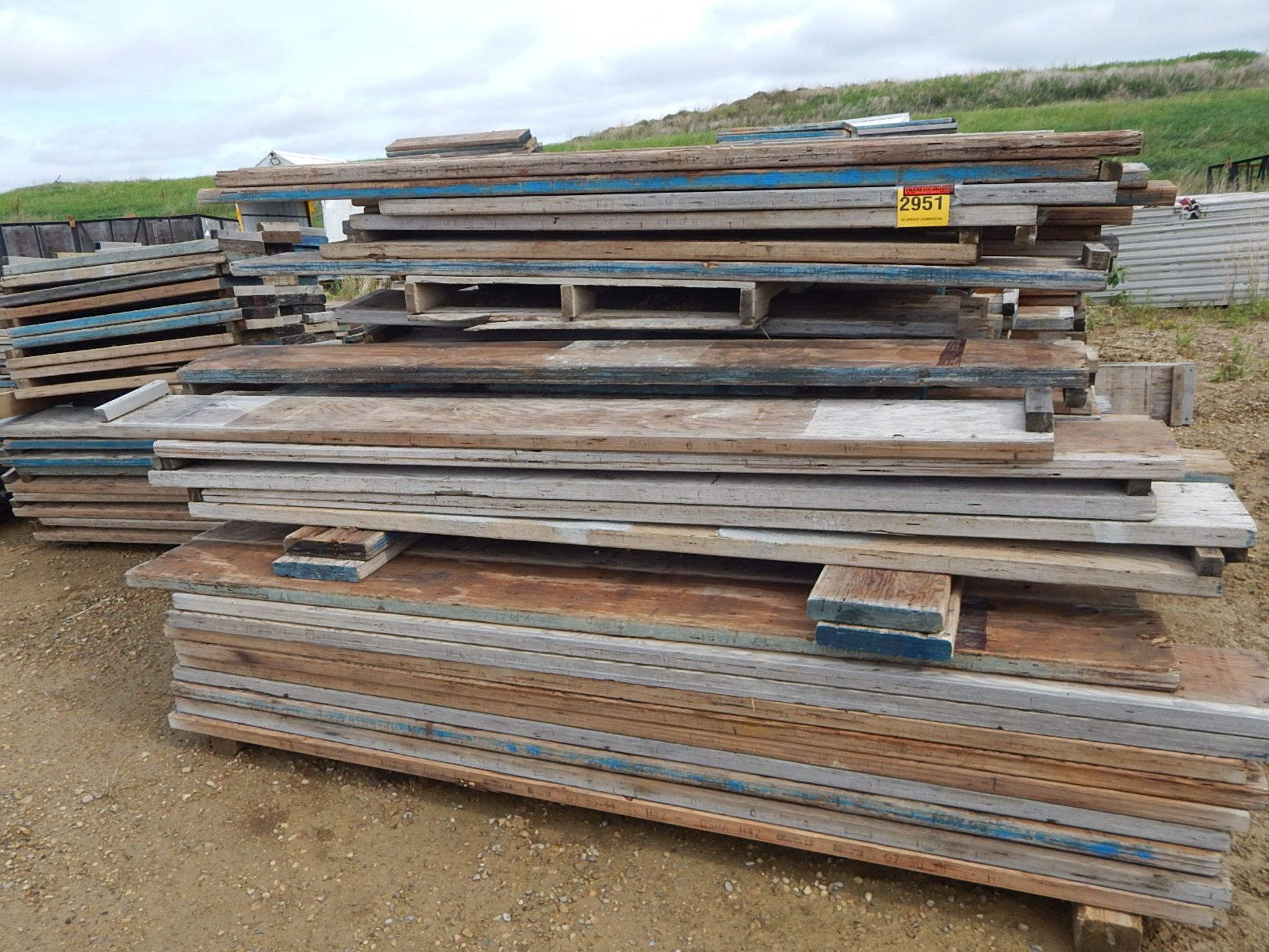 LOT/ WOOD SCAFFOLDING PLANKS (CI)