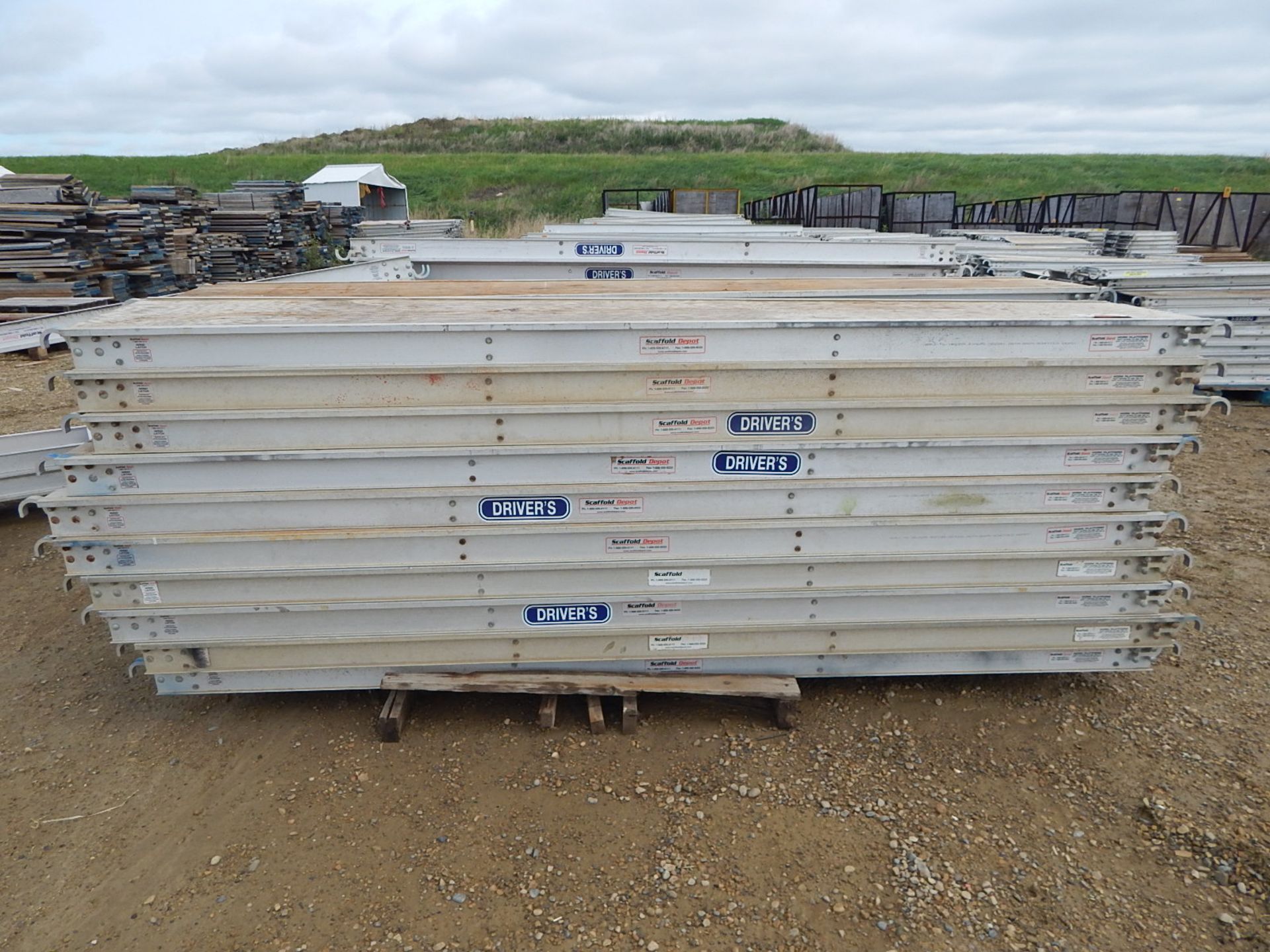 LOT/ 10' HEAVY DUTY ALUMINUM PLYWOOD DECK (CI) - Image 3 of 6