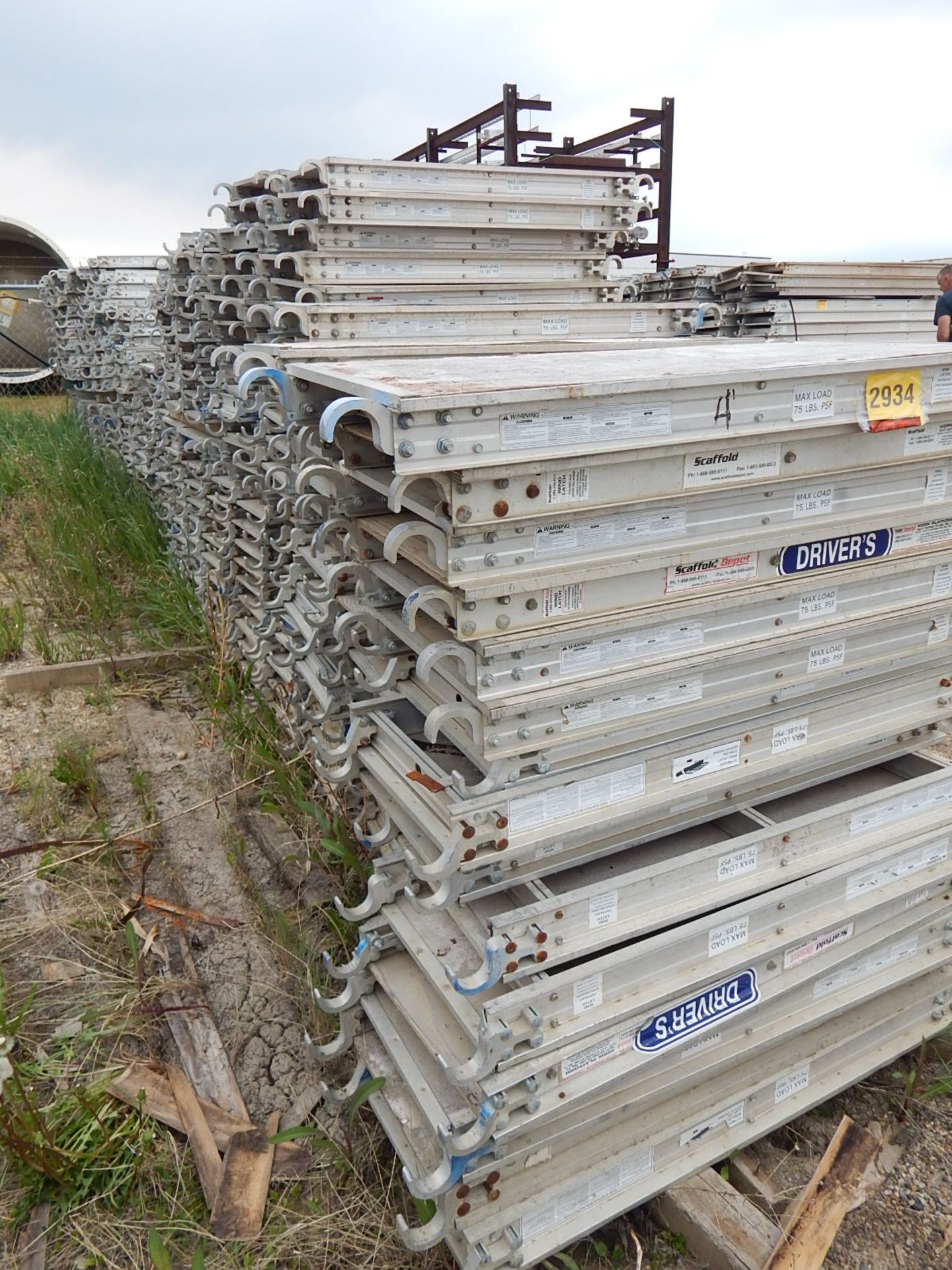 LOT/ 4' HEAVY DUTY ALUMINUM PLYWOOD DECK