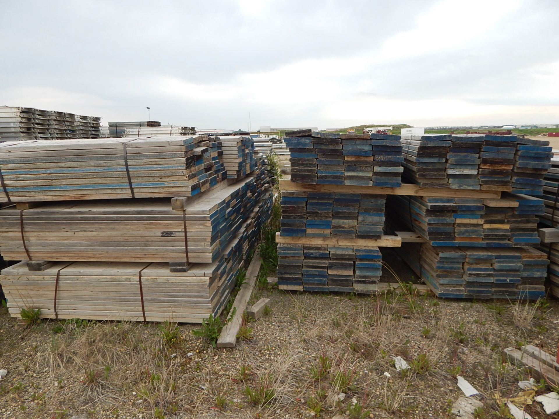 LOT/ WOOD SCAFFOLDING PLANKS - Image 4 of 4