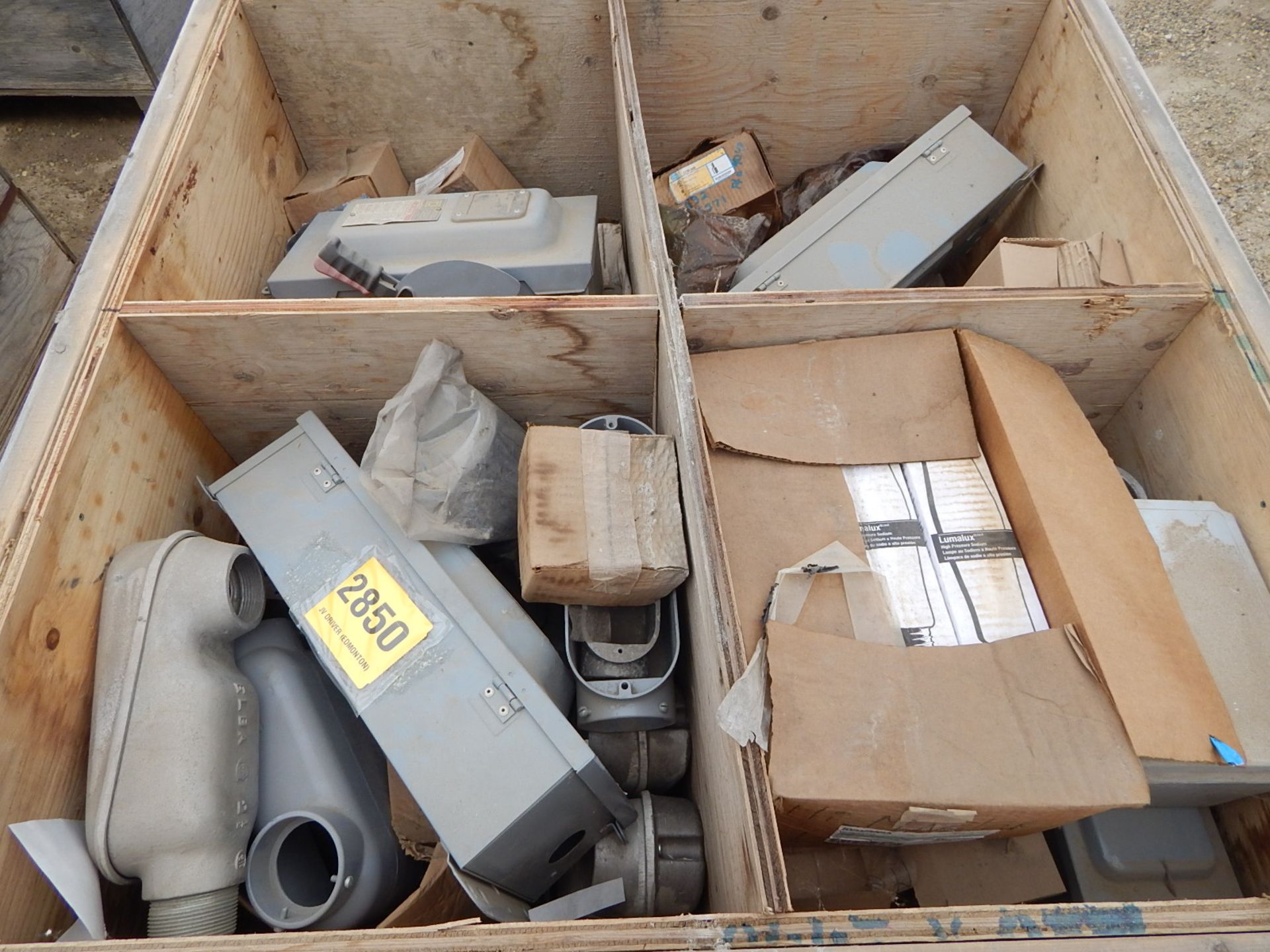 LOT/ CONTENTS OF CRATE CONSISTING OF ELECTRICAL AND LIGHTING HARDWARE