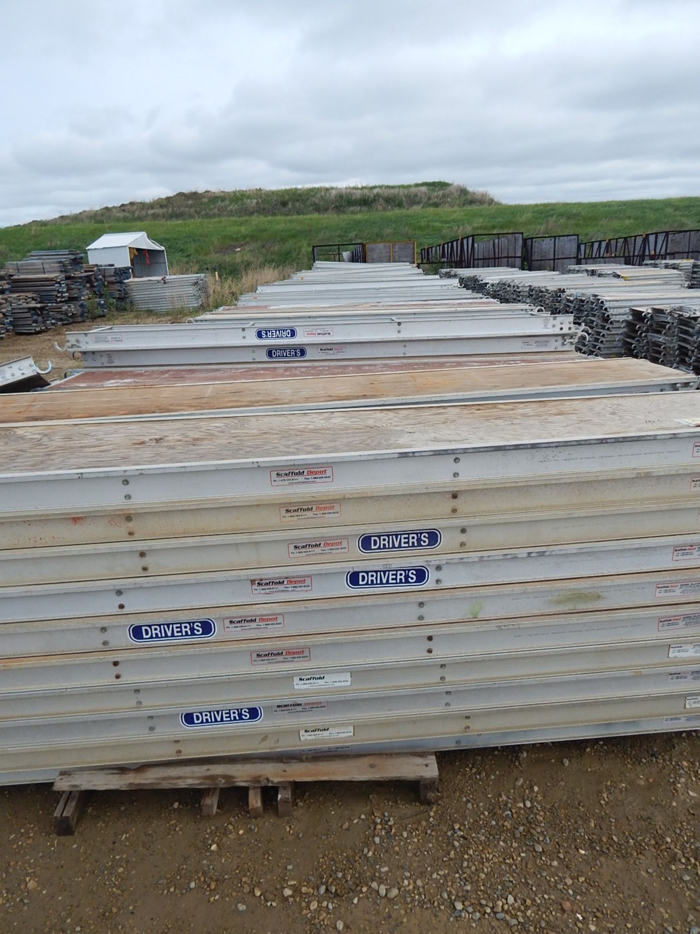 LOT/ 10' HEAVY DUTY ALUMINUM PLYWOOD DECK (CI)