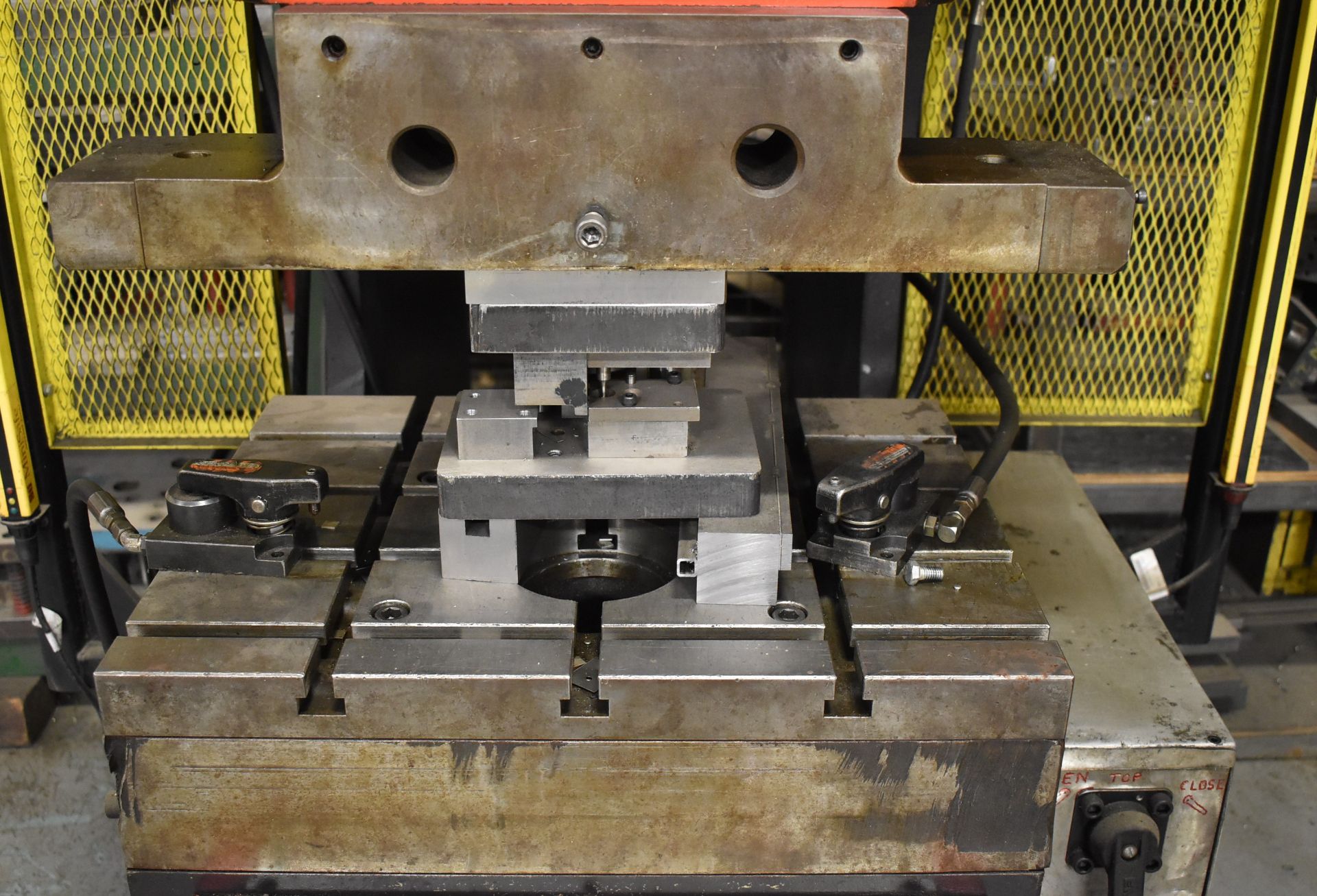 AMADA SPH-30 HYDRAULIC C-FRAME PRESS BRAKE WITH 30 TON CAPACITY, 3.94" STROKE, 12"X1/2" BENDING - Image 4 of 5