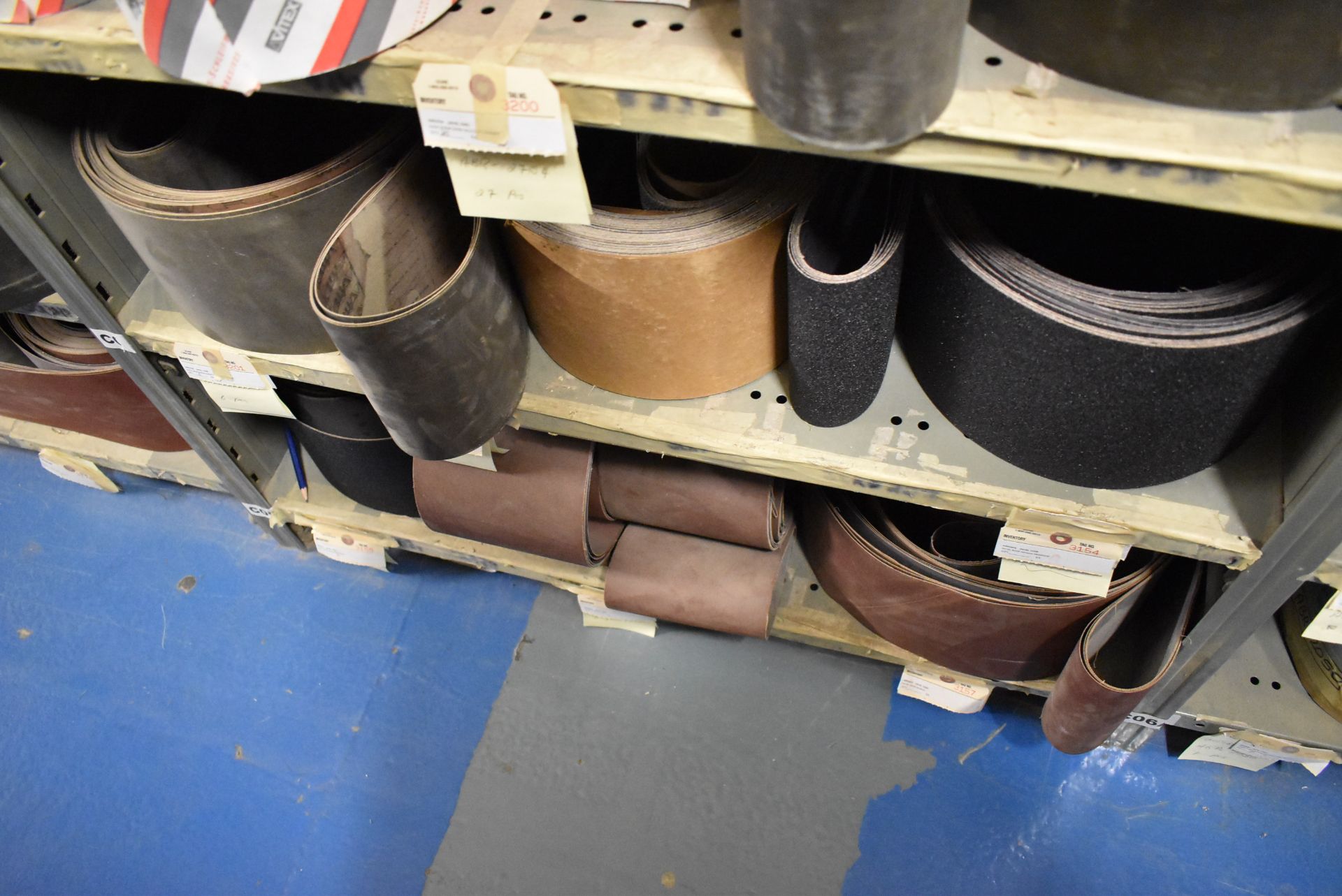 LOT/ CONTENTS OF SHELVES - INCLUDING SANDING BELTS - Image 4 of 5