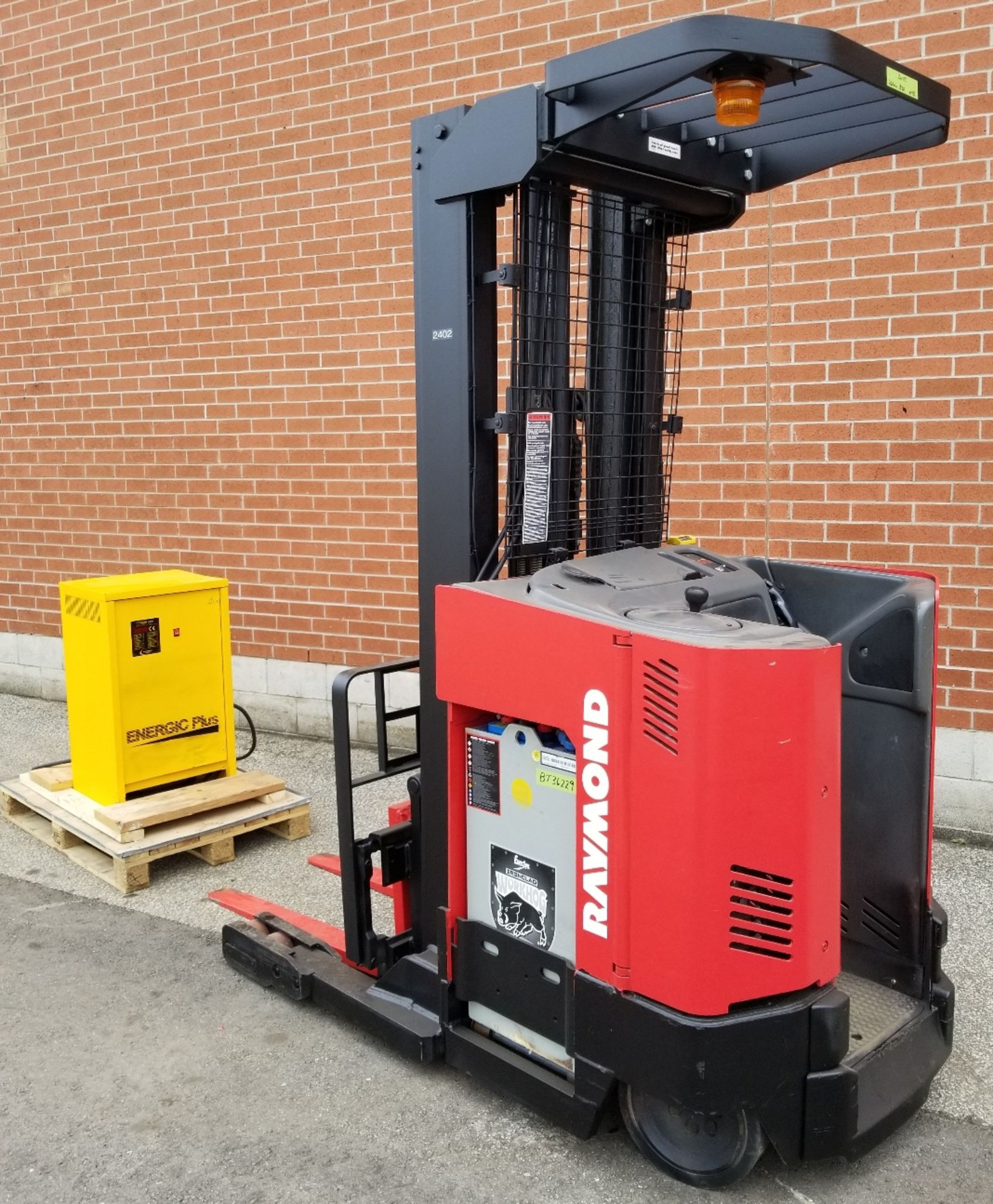 RAYMOND (2005) EZ-R40TT 36V ELECTRIC REACH TRUCK WITH 4500 LB. CAPACITY, 211" MAX. LIFT HEIGHT,