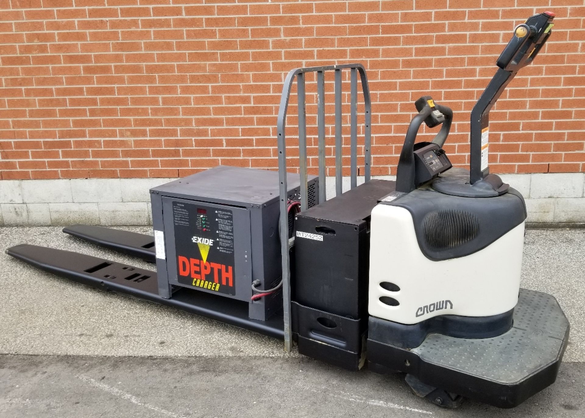 CROWN (2008) PE4500-60 24V ELECTRIC RIDE-ON PALLET TRUCK WITH 6000 LB. CAPACITY, EXIDE DEPTH 24V