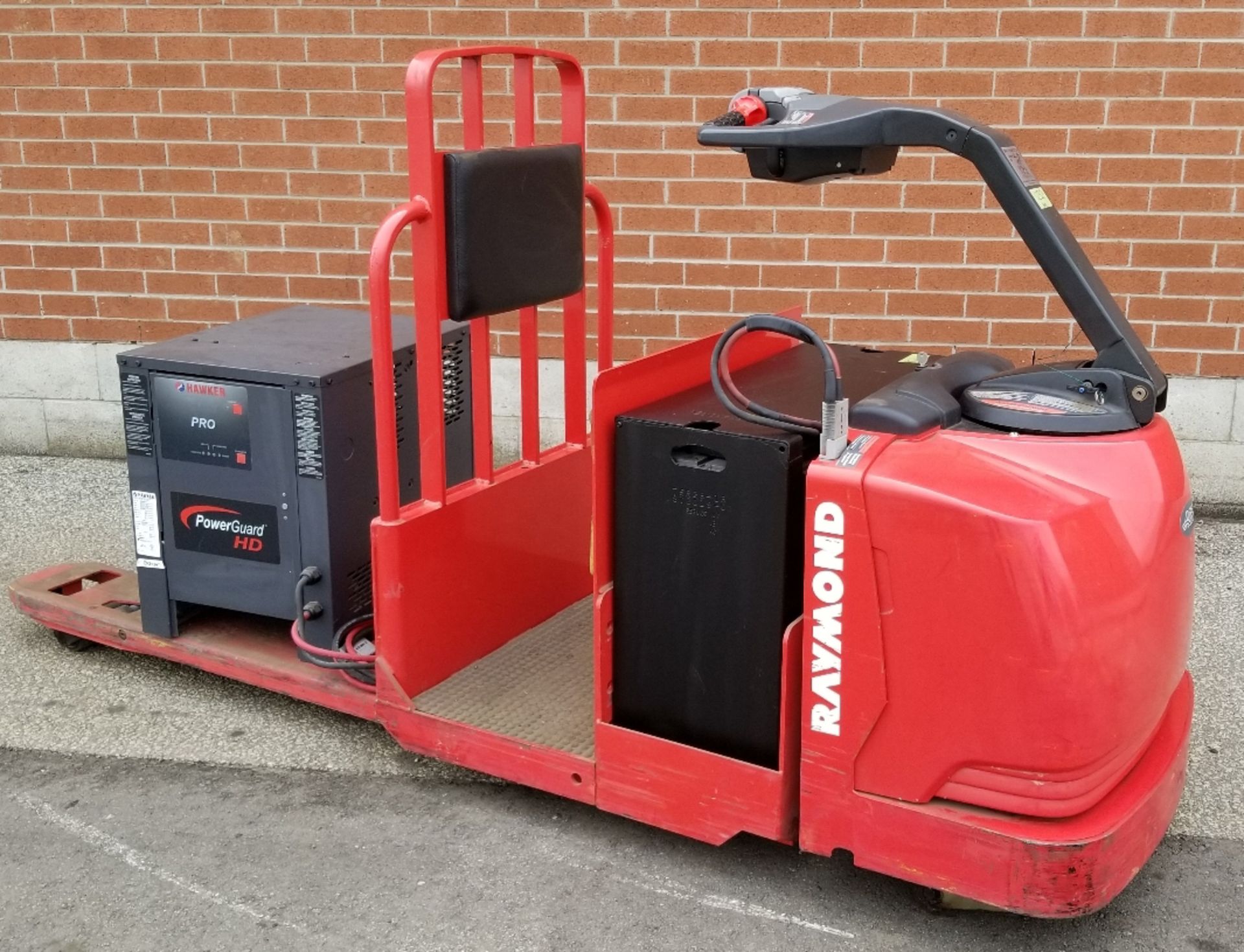 RAYMOND (2008) 8500 24V ELECTRIC RIDE-ON PALLET TRUCK WITH 6000 LB. CAPACITY, 593 HOURS (RECORDED AT