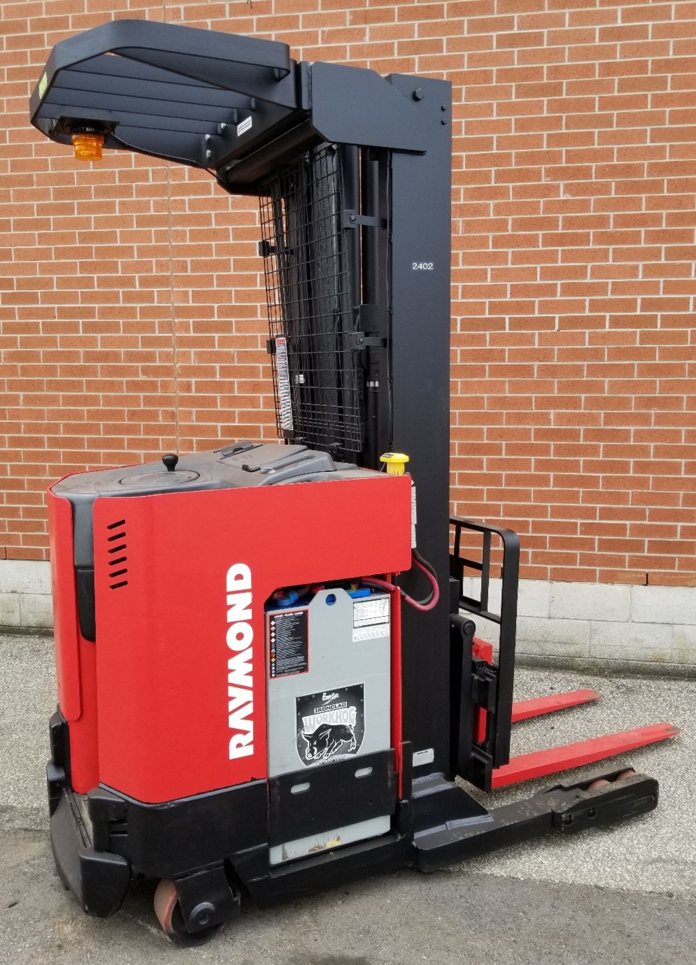 RAYMOND (2005) EZ-R40TT 36V ELECTRIC REACH TRUCK WITH 4500 LB. CAPACITY, 211" MAX. LIFT HEIGHT, - Image 2 of 6