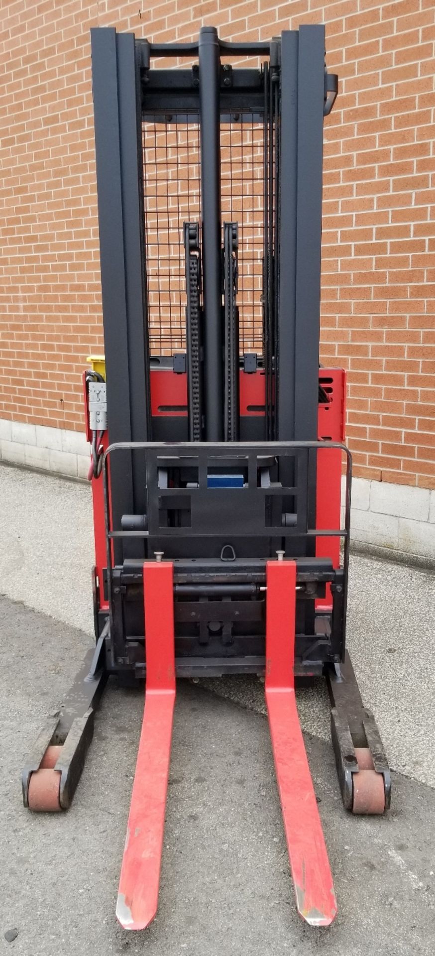 RAYMOND (2005) EZ-R40TT 36V ELECTRIC REACH TRUCK WITH 4500 LB. CAPACITY, 211" MAX. LIFT HEIGHT, - Image 3 of 6