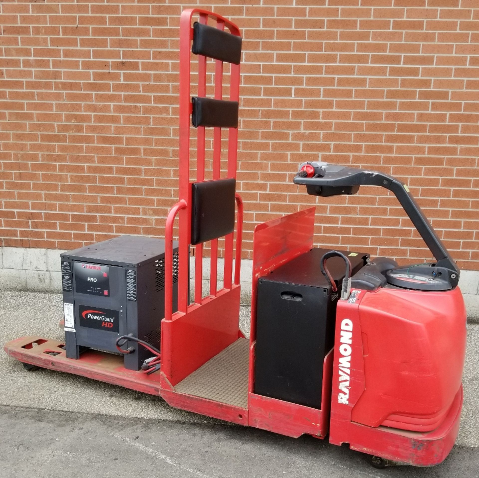 RAYMOND (2008) 8500 24V ELECTRIC RIDE-ON PALLET TRUCK WITH 6000 LB. CAPACITY, 6696 HOURS (RECORDED