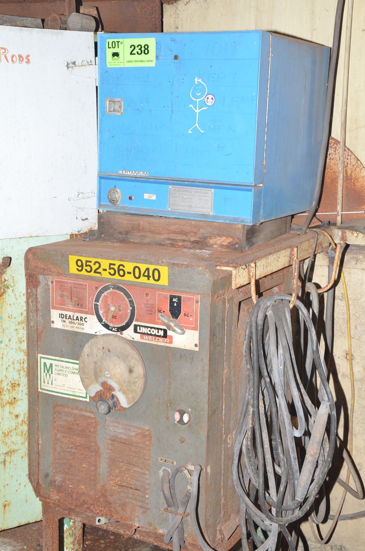 LOT/ LINCOLN IDEALARC ARC WELDER WITH DRIGARD ELECTRODE STABILIZING OVEN, S/N: N/A [RIGGING FEES FOR