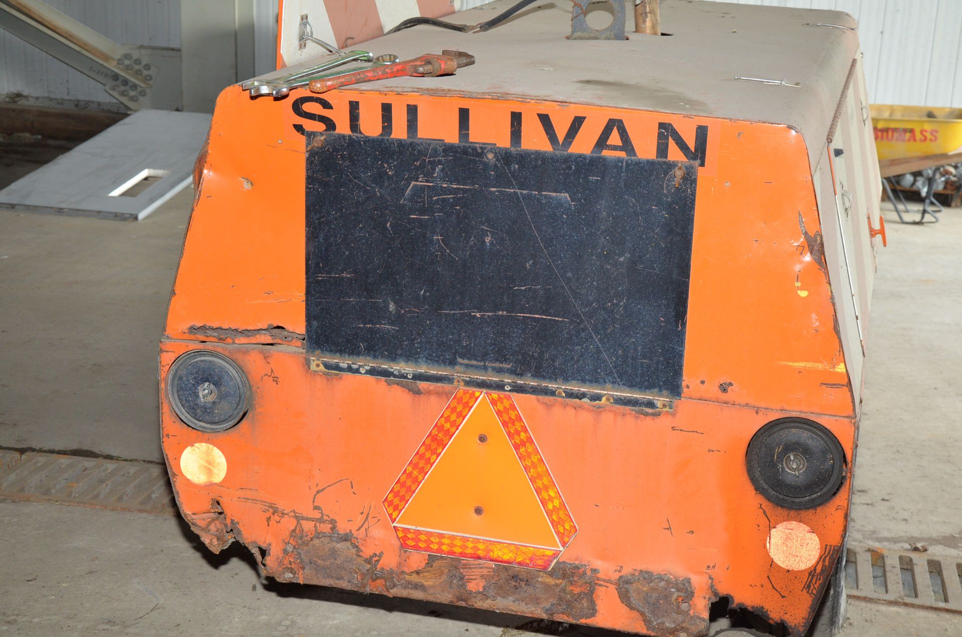 SULLIVAN D160QV TOW BEHIND AIR COMPRESSOR, S/N: 10792 [RIGGING FEES FOR LOT #246 - $60 USD PLUS - Image 4 of 6