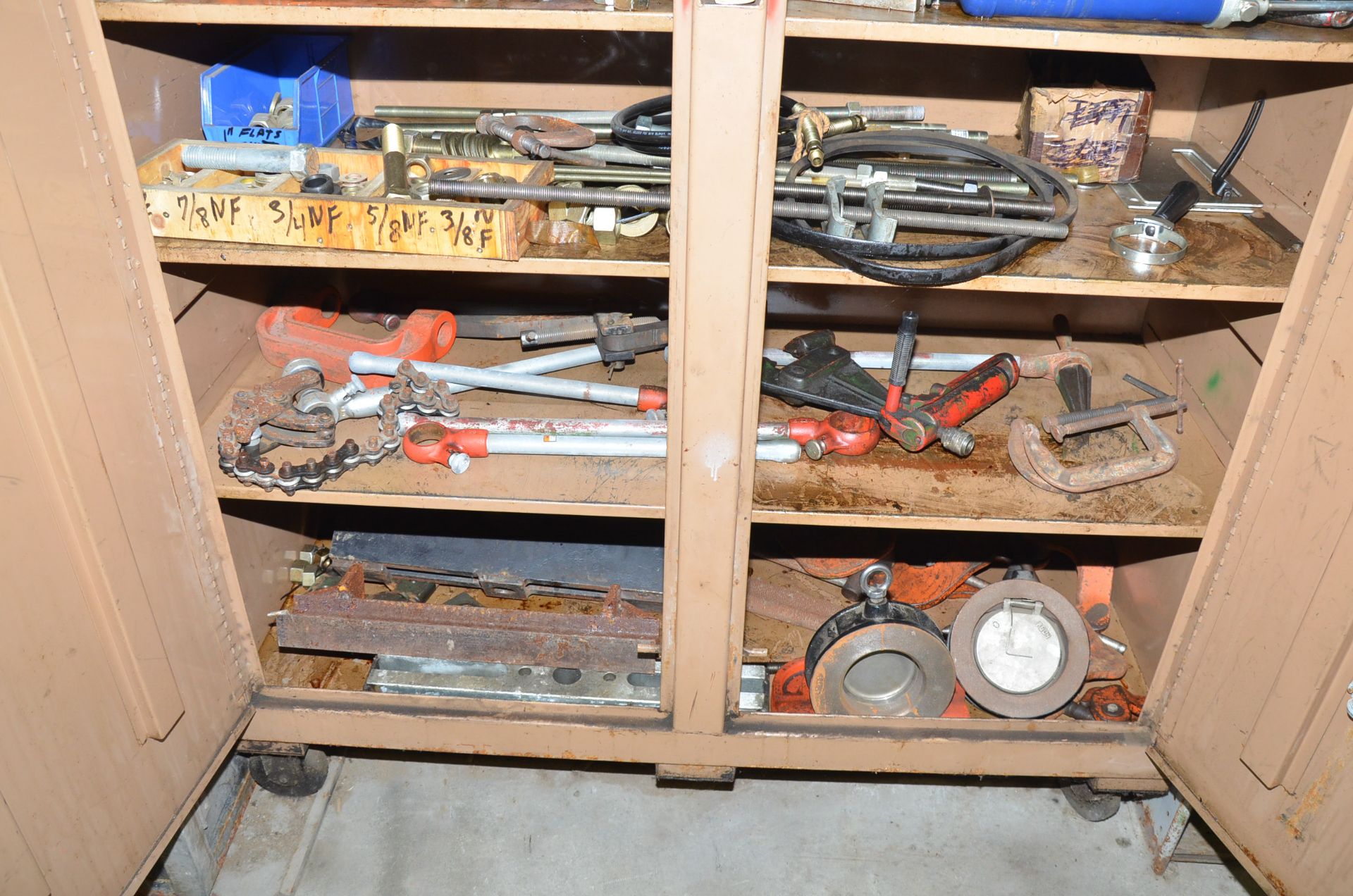 LOT/ KNAACK ROLLING JOB BOX WITH TOOLS AND HYDRAULIC POWER PACK [RIGGING FEES FOR LOT #25 - $150 USD - Image 6 of 8