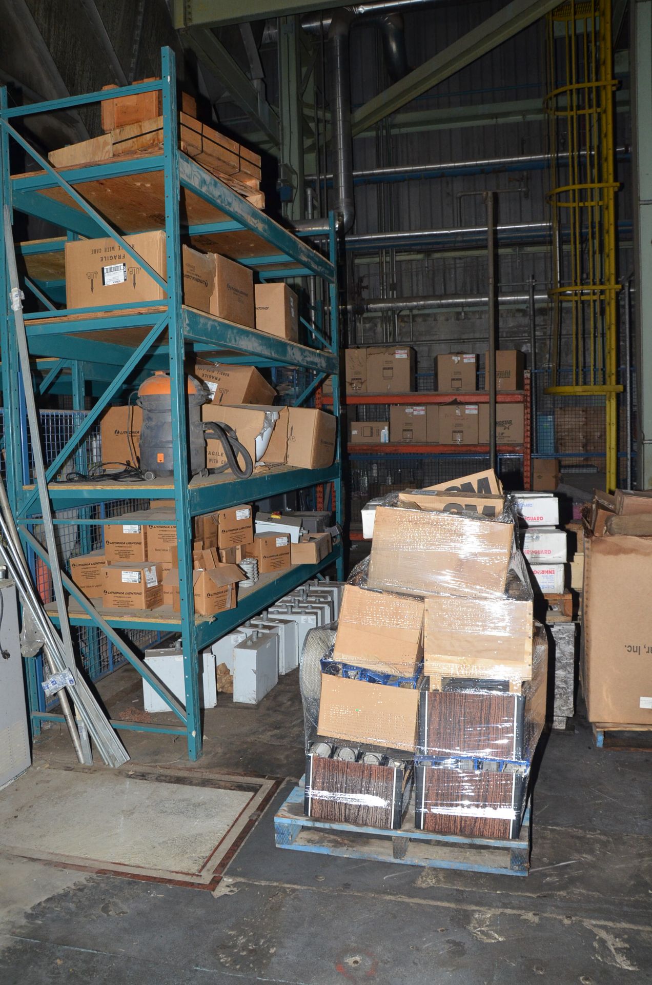 LOT/ CONTENTS OF CAGE CONSISTING OF PALLETS, PARTS, COMPONENTS, AND SPARES [RIGGING FEES FOR LOT # - Image 3 of 8
