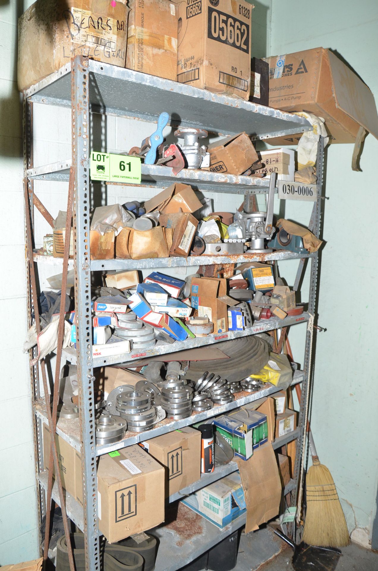 LOT/ SHELF WITH FLANGES, BEARINGS AND PARTS [RIGGING FEES FOR LOT #61 - $125 USD PLUS APPLICABLE