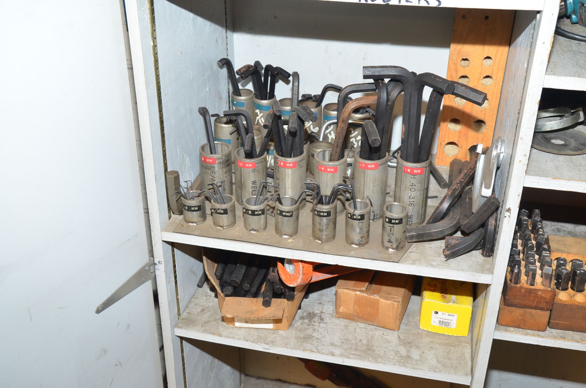 LOT/ CABINET WITH CONTENTS CONSISTING OF TOOLING AND SUPPLIES [RIGGING FEES FOR LOT #36 - $125 USD - Image 4 of 5