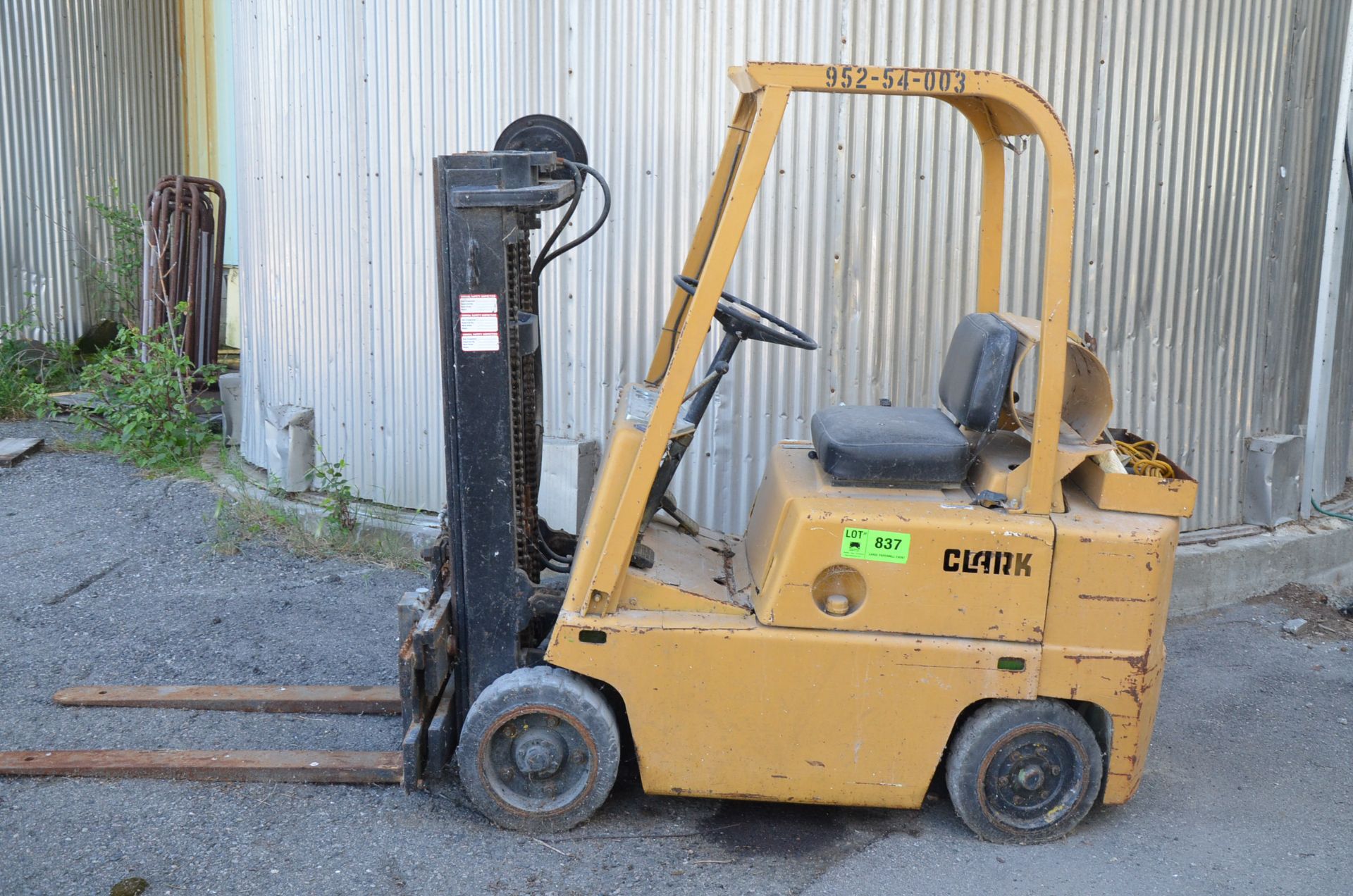 CLARK GC500 4,000 LBS CAPACITY LPG FORKLIFT WITH 128" MAX VERTICAL REACH, LOW HEIGHT MAST, CUSHION