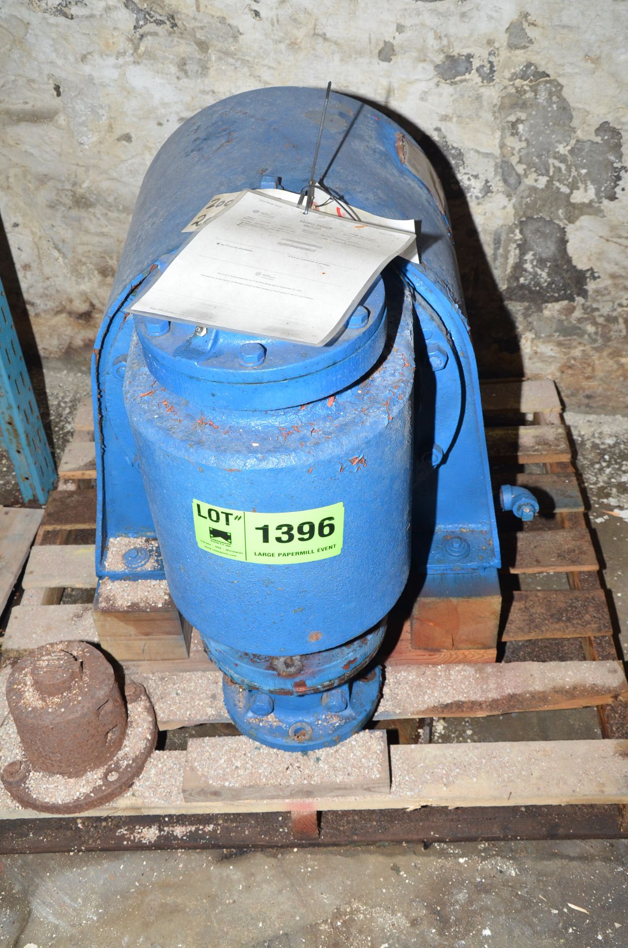 MIXER AGITATOR GEARBOX, S/N N/A [RIGGING FEES FOR LOT #1396 - $60 USD PLUS APPLICABLE TAXES]