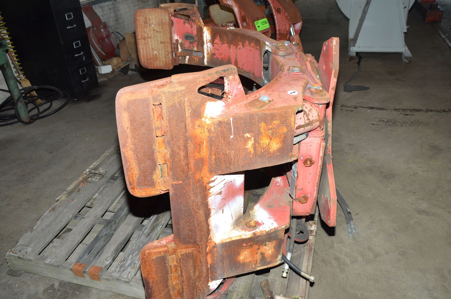 AURAMO HYDRAULIC ROLL CLAMP FORKLIFT ATTACHMENT, S/N 129531 [RIGGING FEES FOR LOT #1255 - $85 USD - Image 2 of 4