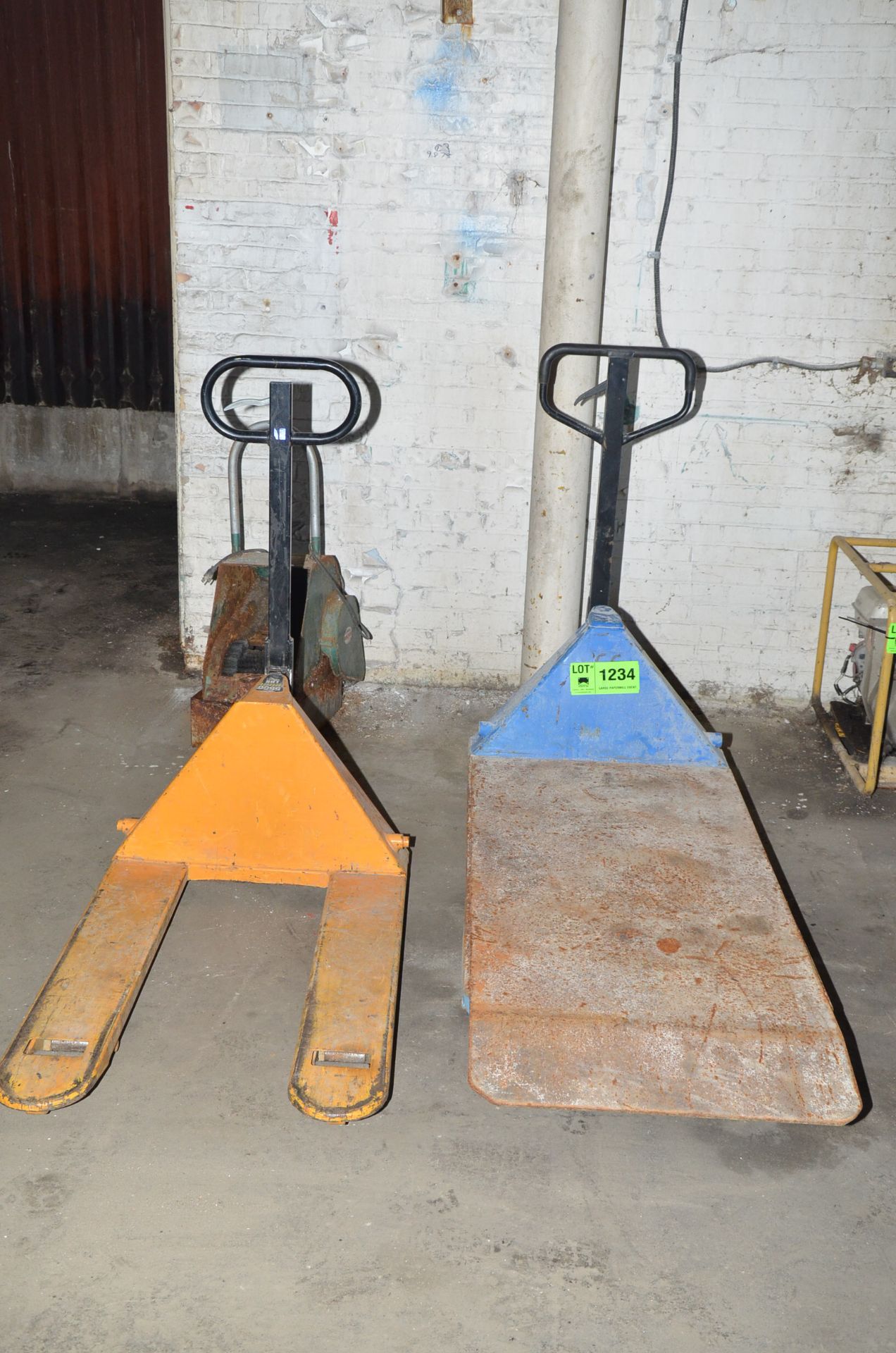 LOT/ (2) HYDRAULIC PALLET TRUCKS [RIGGING FEES FOR LOT #1234 - $85 USD PLUS APPLICABLE TAXES]