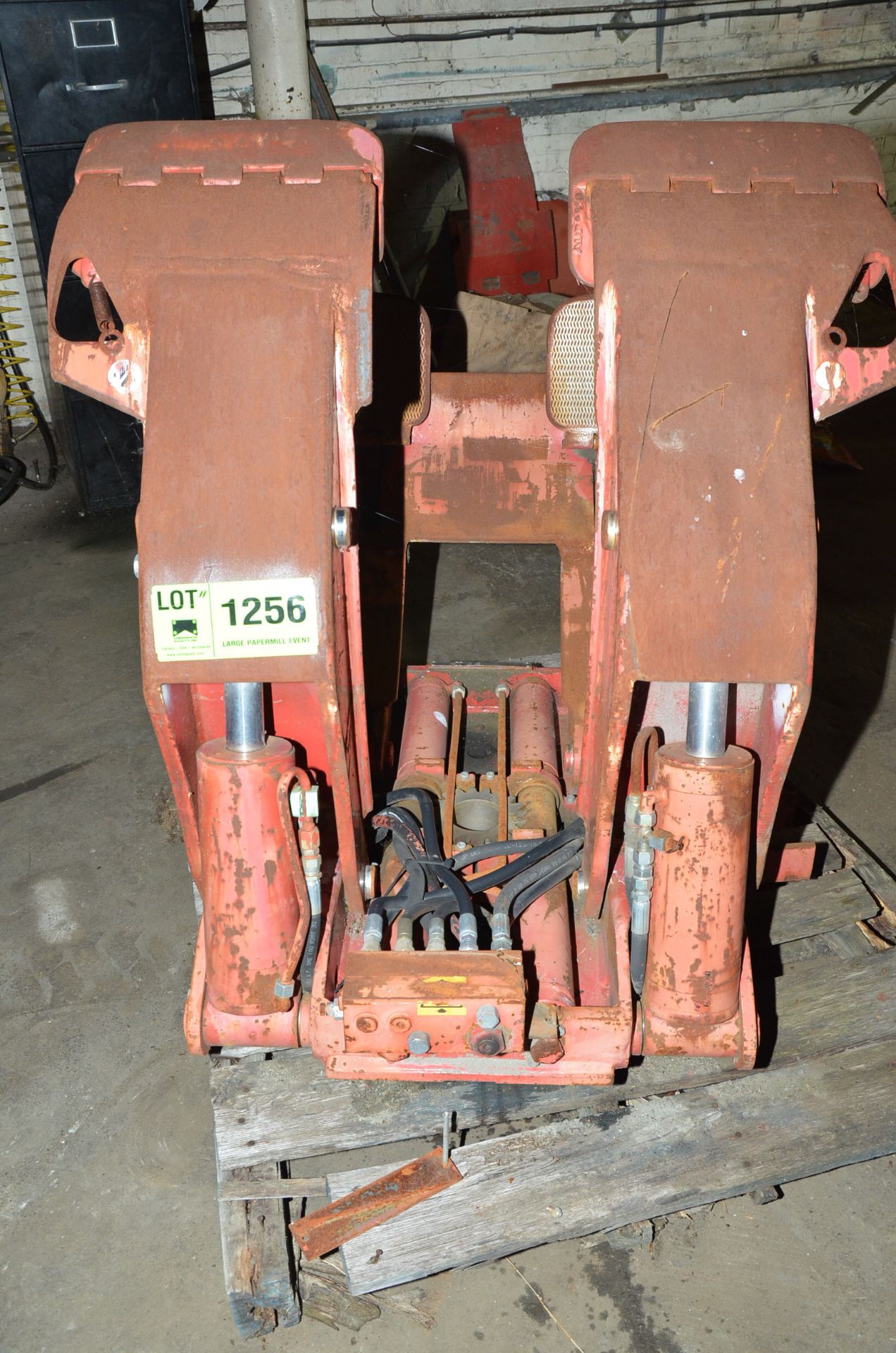 AURAMO HYDRAULIC ROLL CLAMP FORKLIFT ATTACHMENT, S/N 148901 [RIGGING FEES FOR LOT #1256 - $85 USD