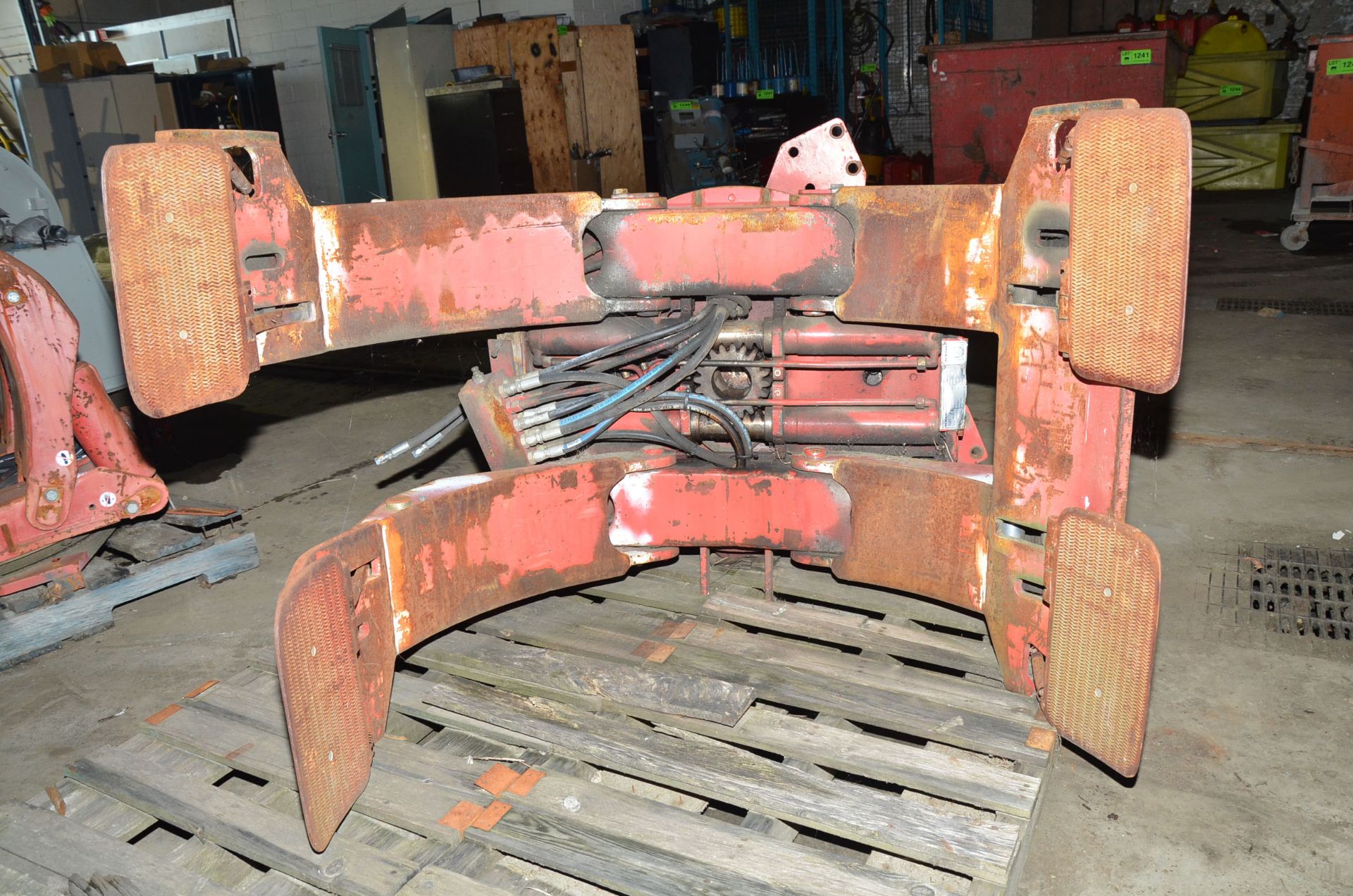 AURAMO HYDRAULIC ROLL CLAMP FORKLIFT ATTACHMENT, S/N 129531 [RIGGING FEES FOR LOT #1255 - $85 USD - Image 3 of 4