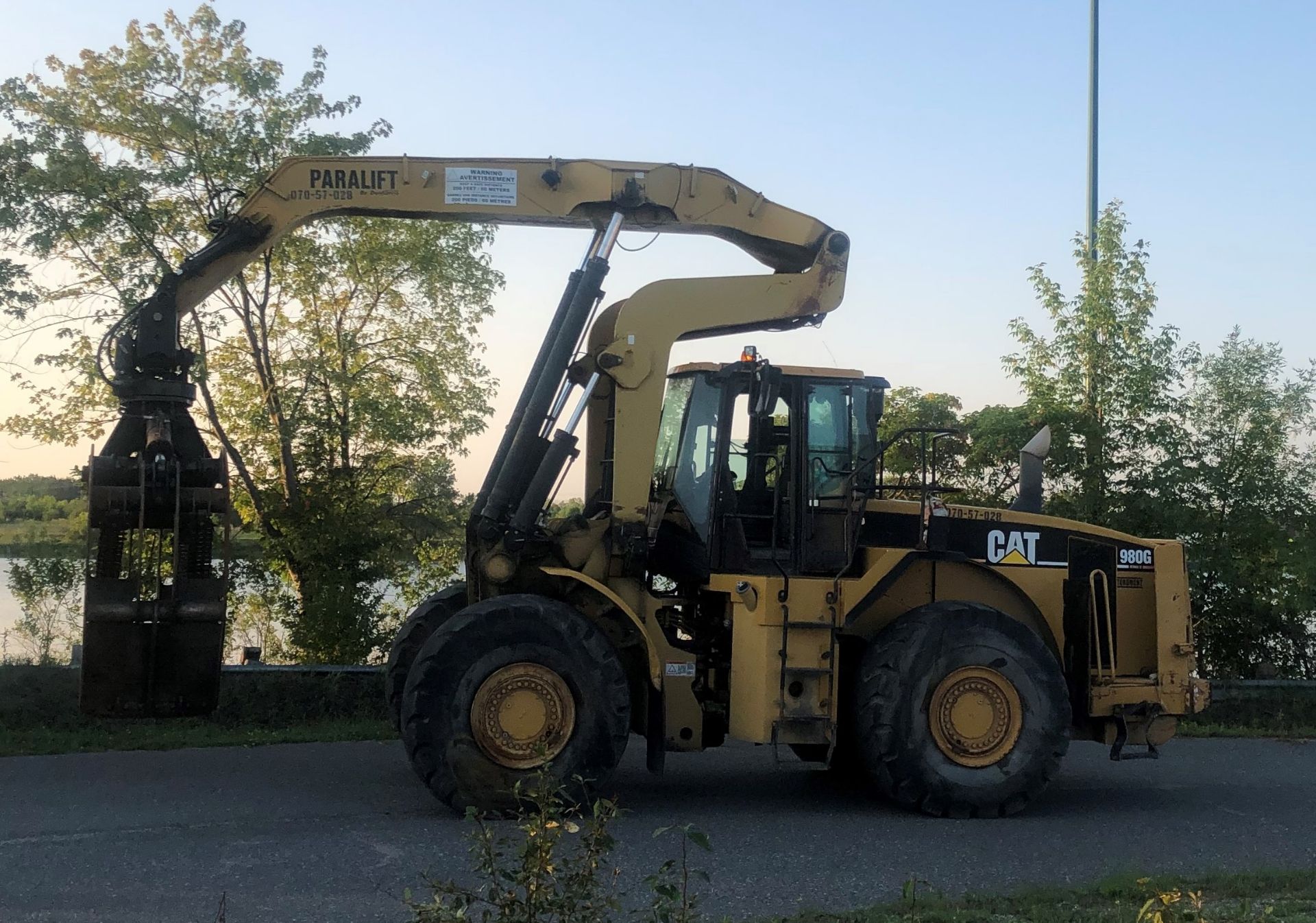 CATERPILLAR (NOV-2004) 980G SERIES II WHEEL LOADER WITH DENHARCO PARRALIFT HYDRAULIC GRAPPLE LOG - Image 2 of 7