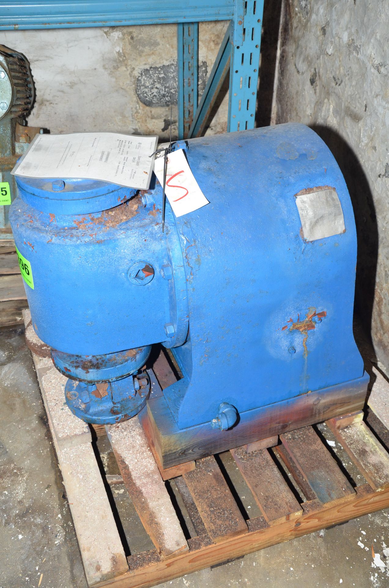 MIXER AGITATOR GEARBOX, S/N N/A [RIGGING FEES FOR LOT #1396 - $60 USD PLUS APPLICABLE TAXES] - Image 2 of 3