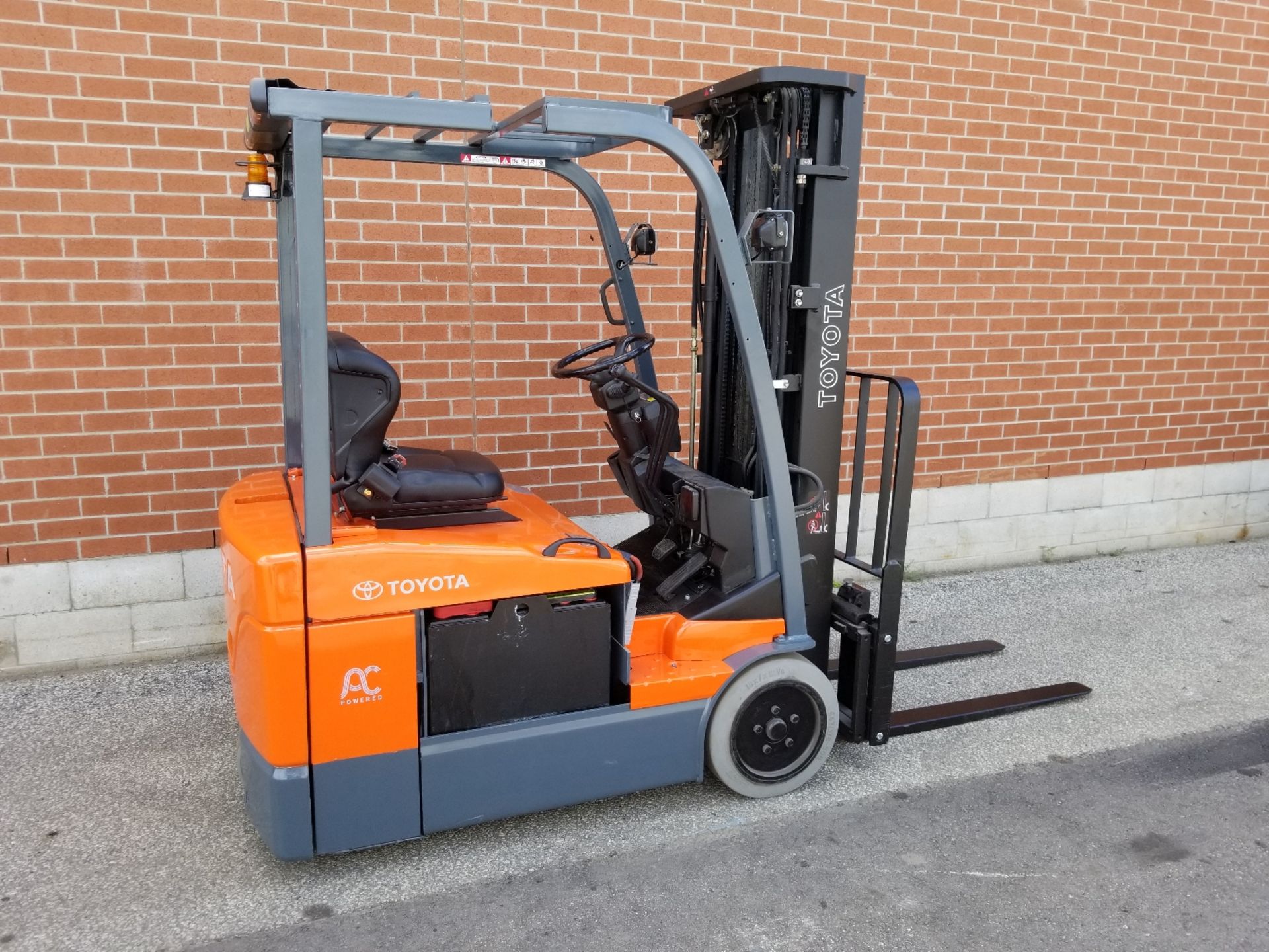 TOYOTA (2011) 7FBEU15 36V 3-WHEEL ELECTRIC FORKLIFT WITH 3000 LB. CAPACITY, 189" MAX. VERTICAL LIFT, - Image 2 of 4