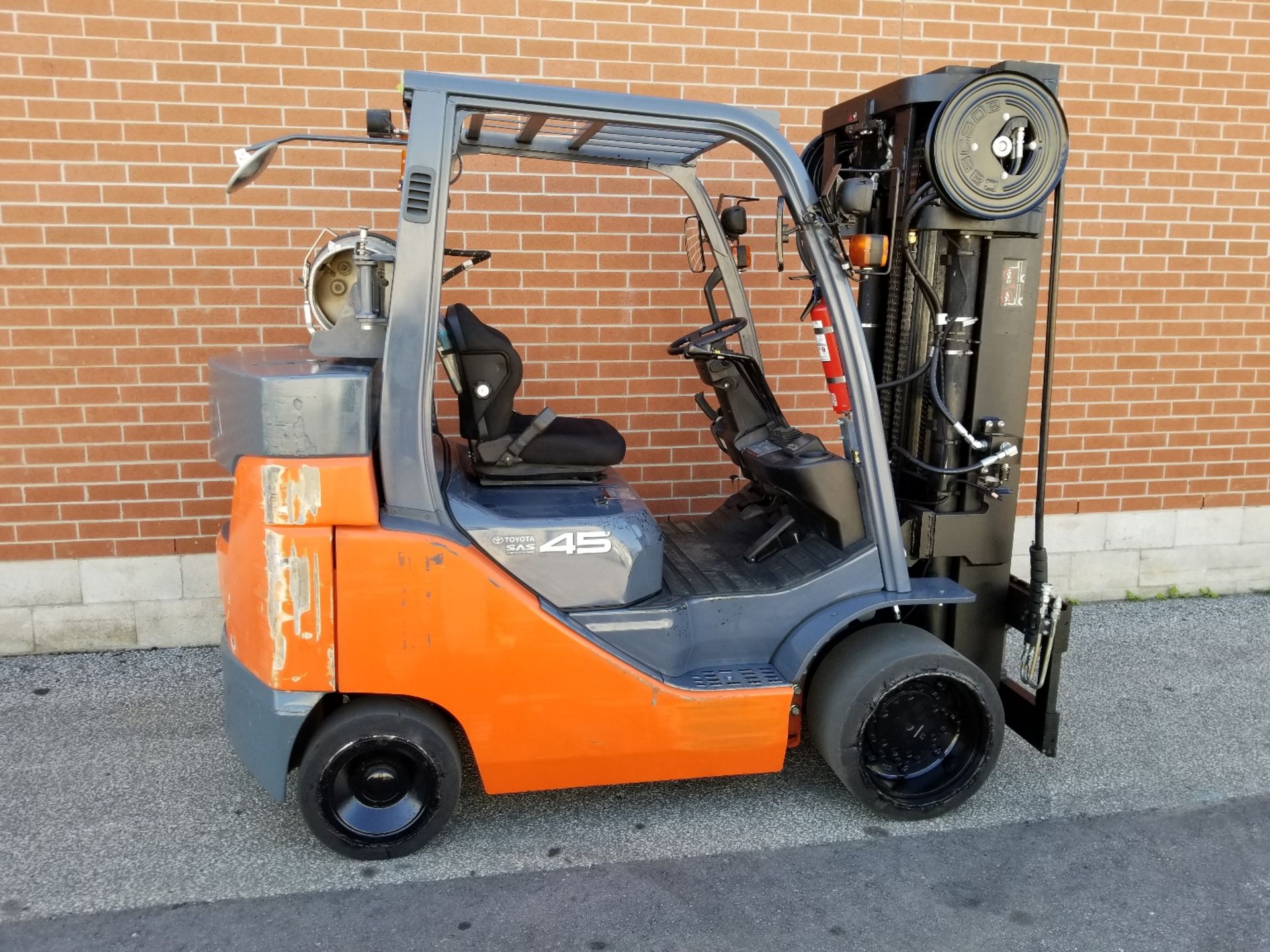 TOYOTA (2015) 8FGC45U LPG FORKLIFT WITH 10,000 LB. CAPACITY, 252" MAX. VERTICAL LIFT, SIDE SHIFT, - Image 2 of 6