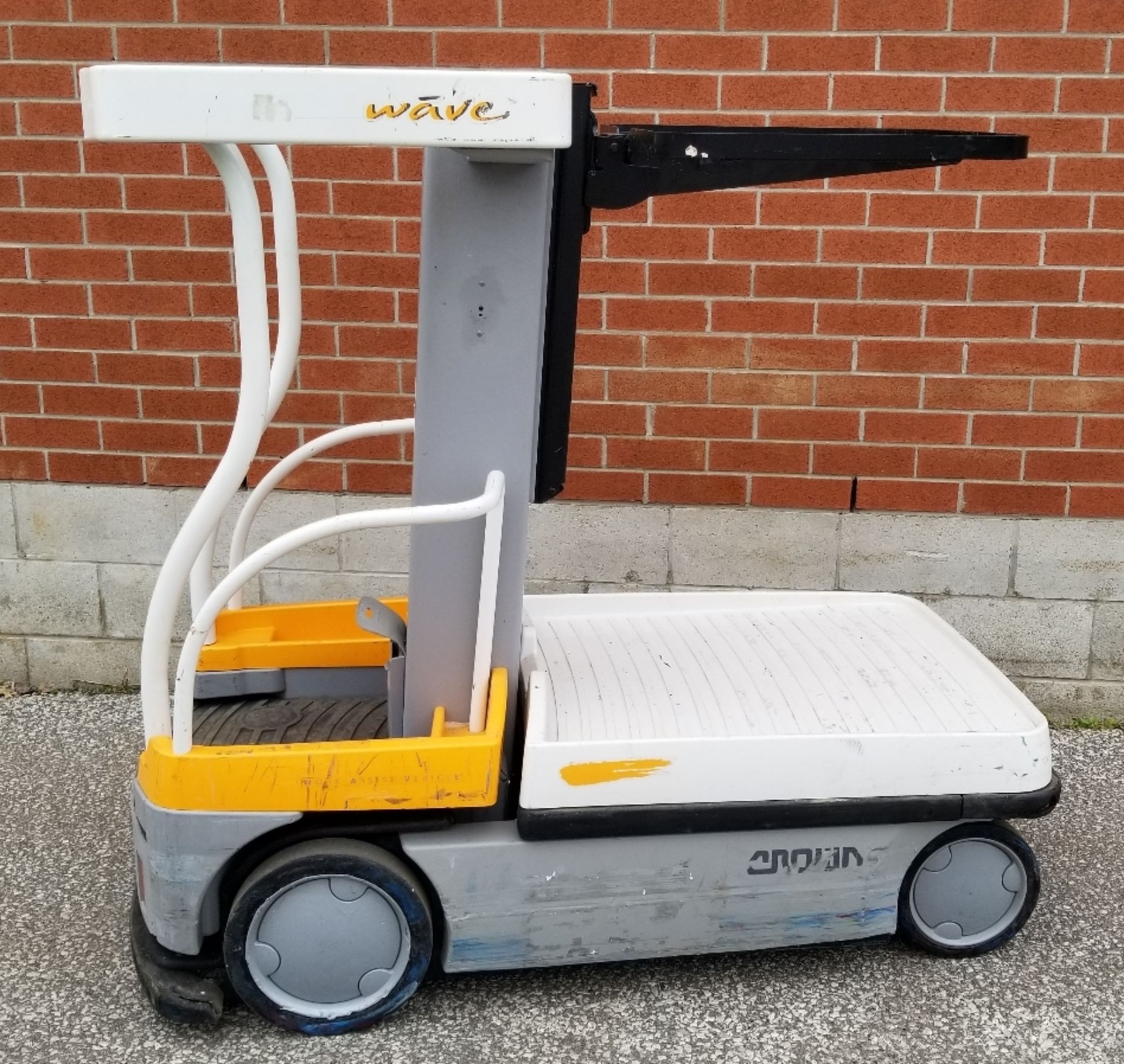 CROWN (2015) WAV50-118 24V ELECTRIC ORDER PICKER WITH 500 LB. CAPACITY, 118" VERTICAL LIFT, BUILT-IN