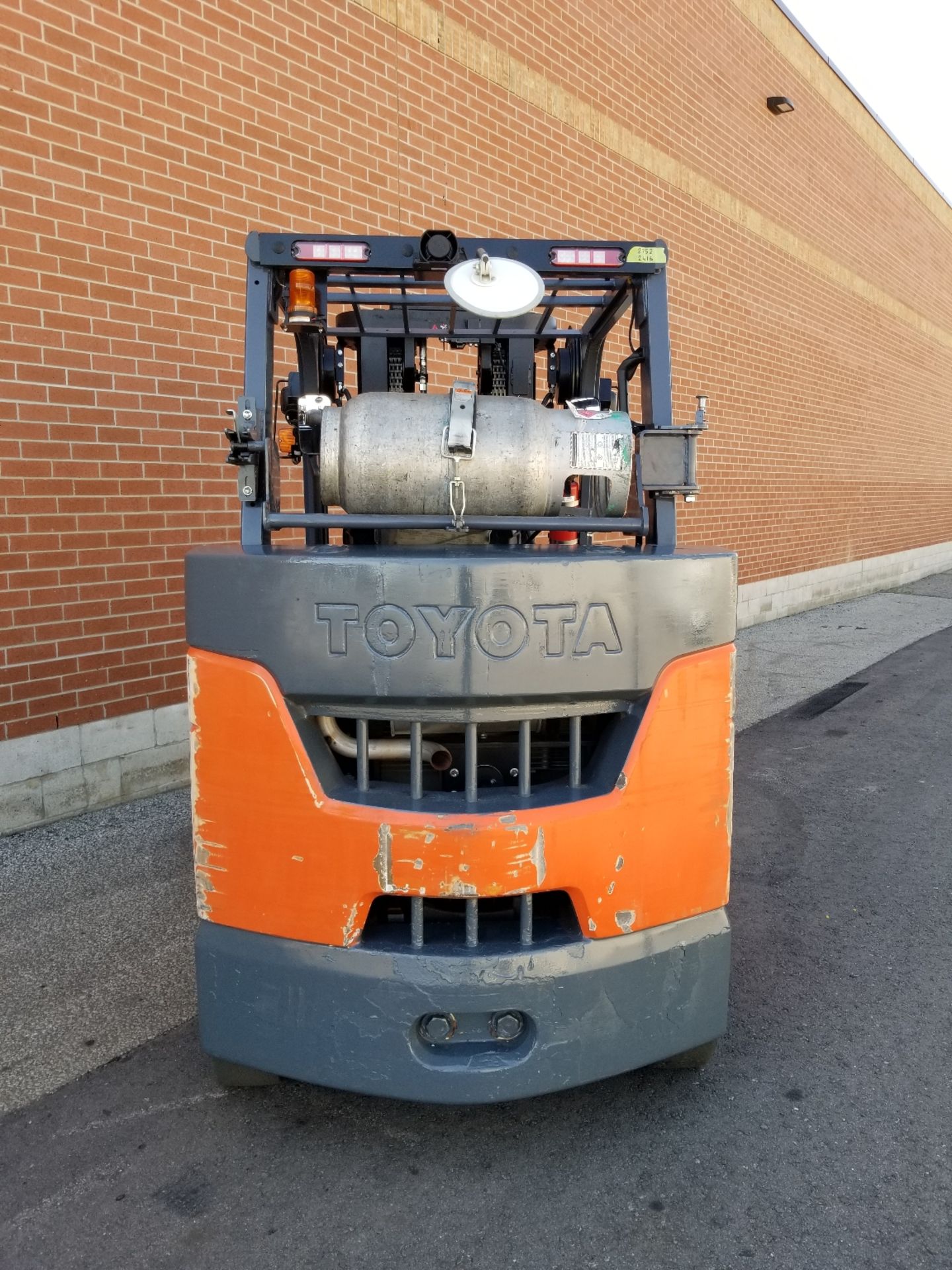 TOYOTA (2015) 8FGC45U LPG FORKLIFT WITH 10,000 LB. CAPACITY, 252" MAX. VERTICAL LIFT, SIDE SHIFT, - Image 4 of 6